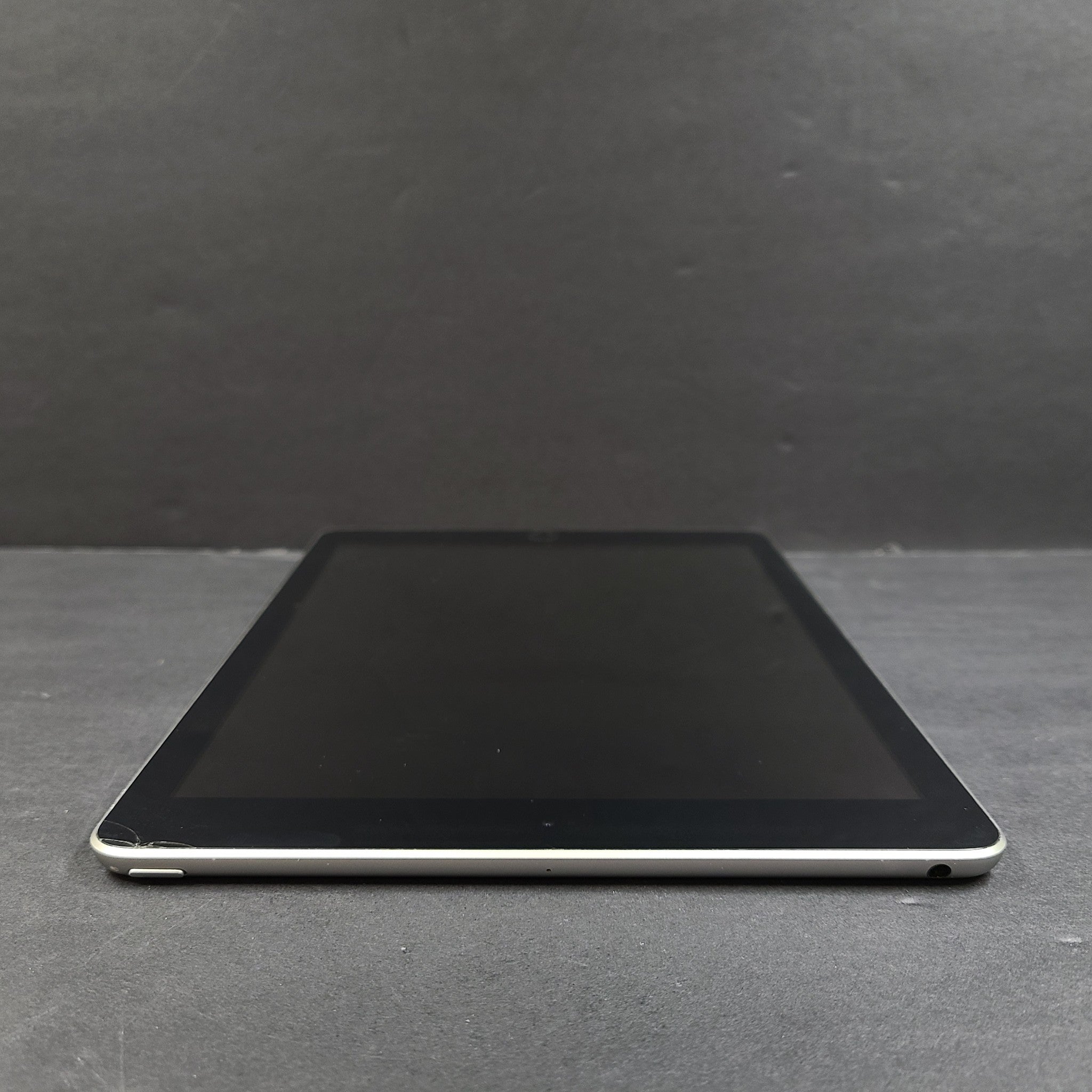 Apple iPad 6th Generation 9.7in A1893 32GB Wi-Fi - Space Gray READ Screen c1