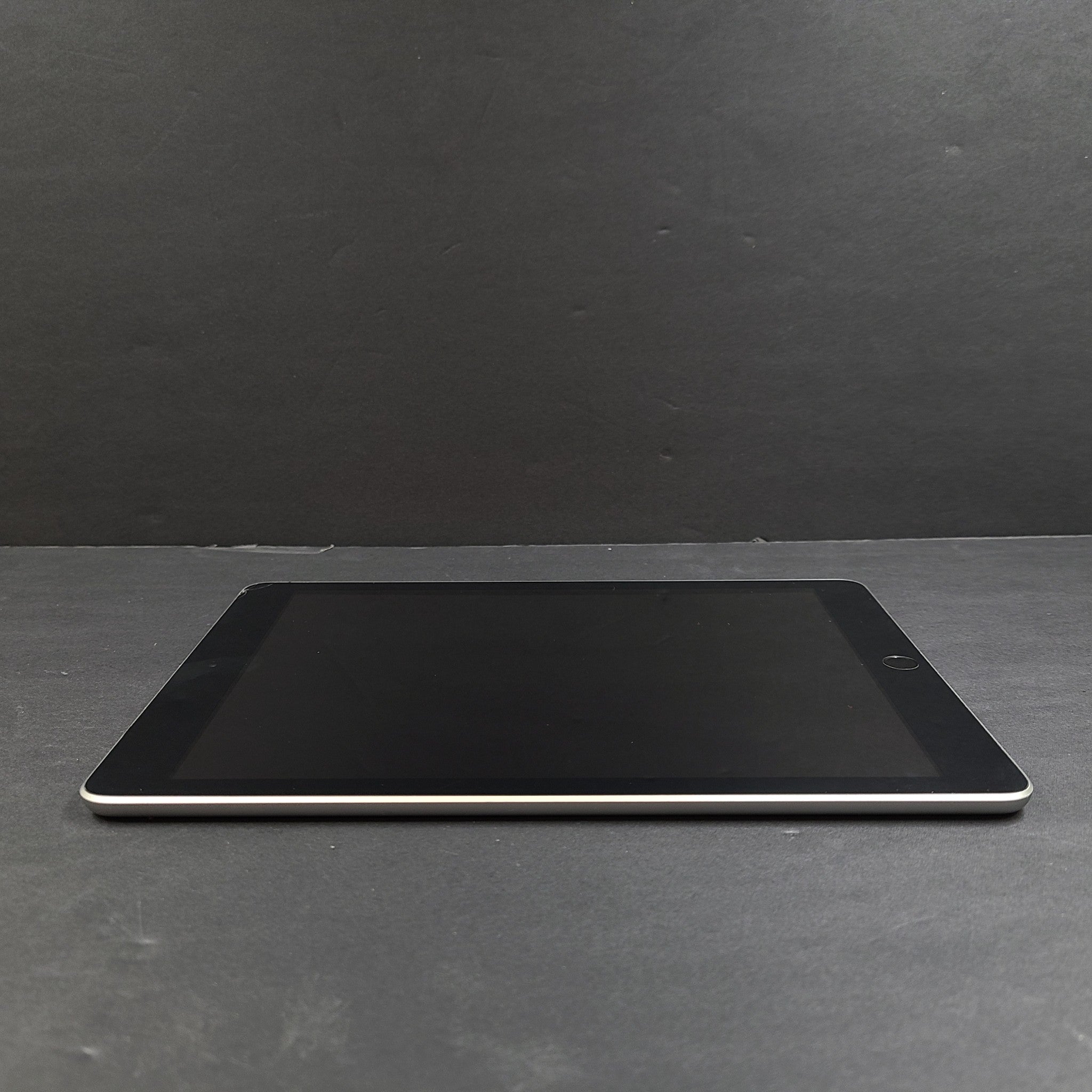 Apple iPad 6th Generation 9.7in A1893 32GB Wi-Fi - Space Gray READ Screen c1