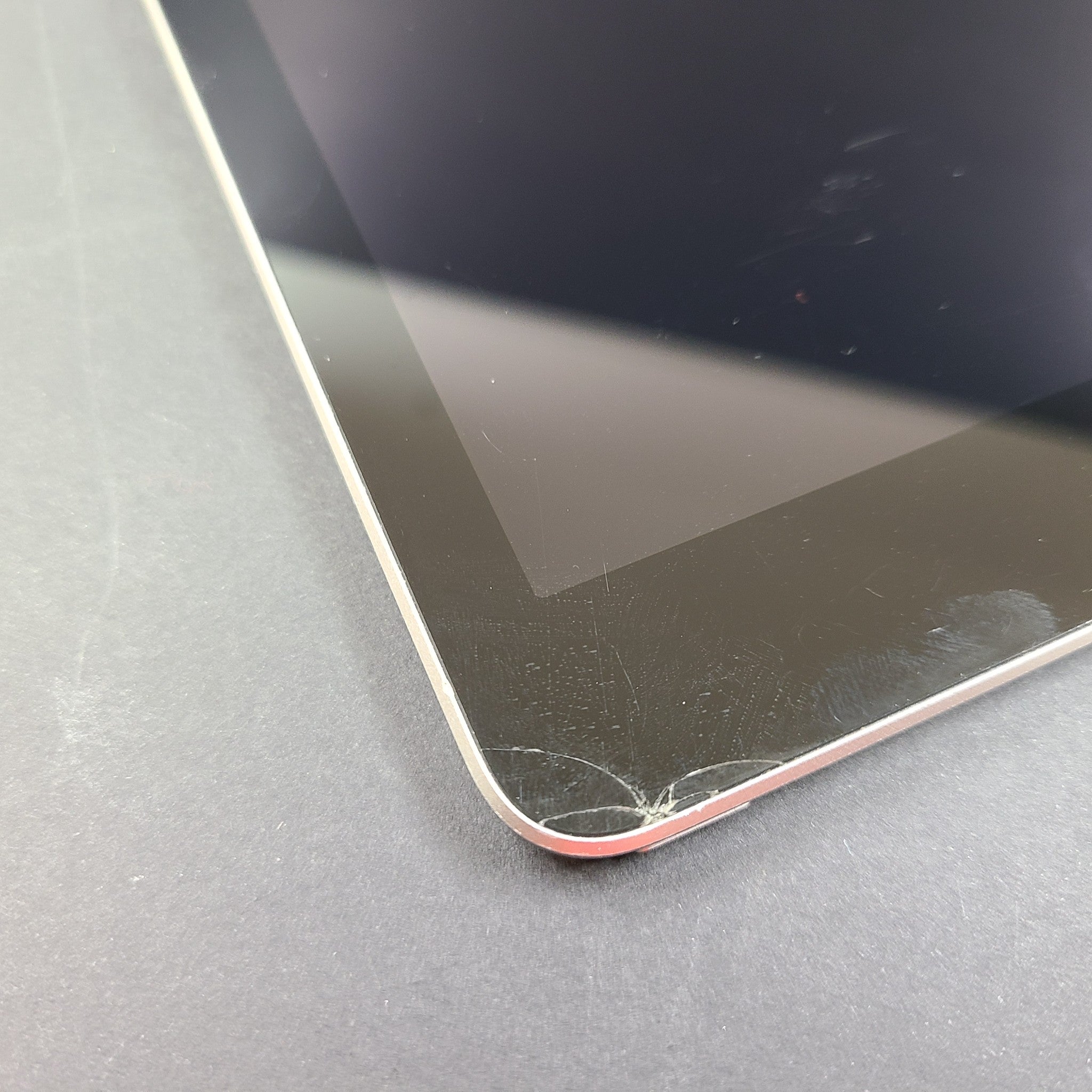 Apple iPad 6th Generation 9.7in A1893 32GB Wi-Fi - Space Gray READ Screen c1