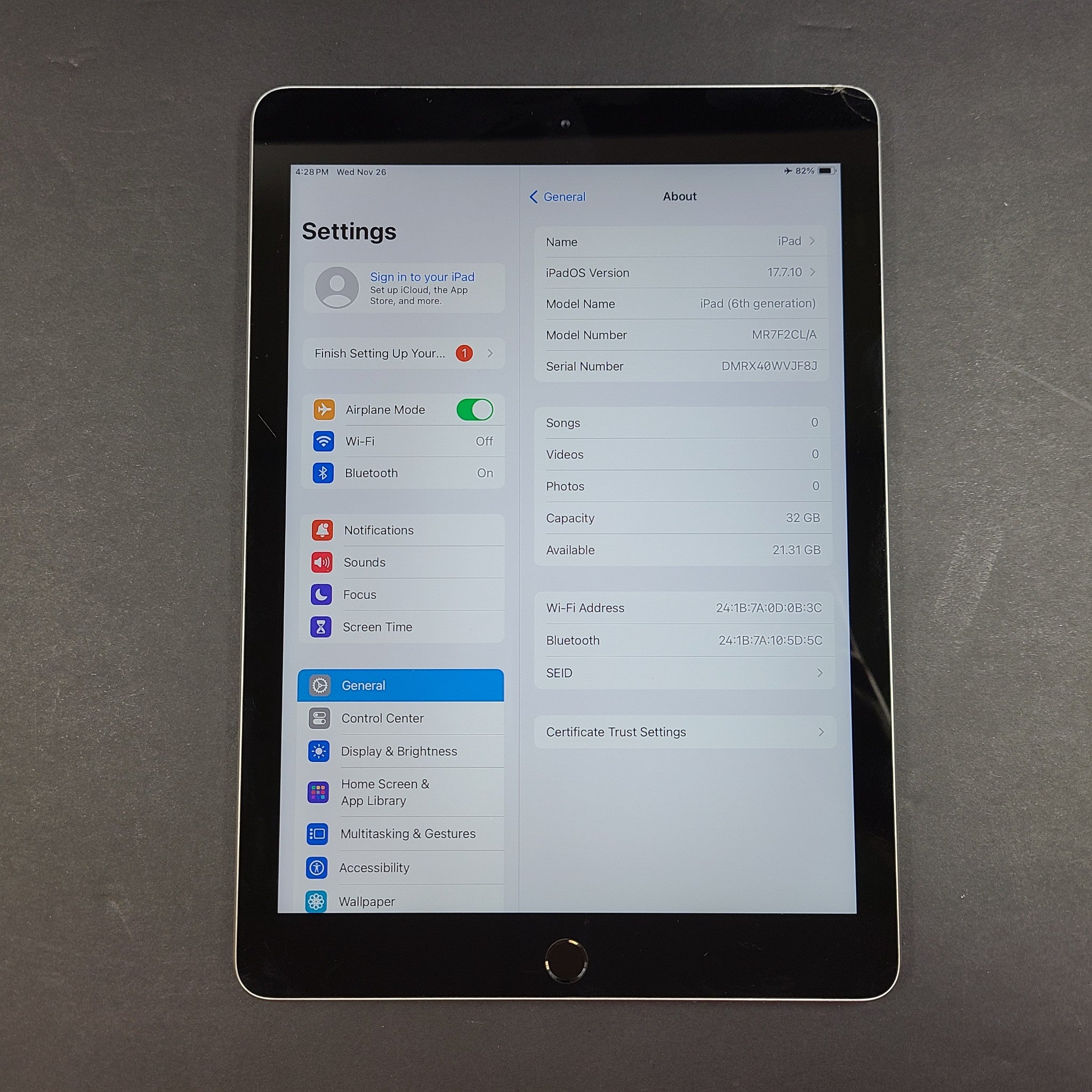 Apple iPad 6th Generation 9.7in A1893 32GB Wi-Fi - Space Gray READ Screen c1