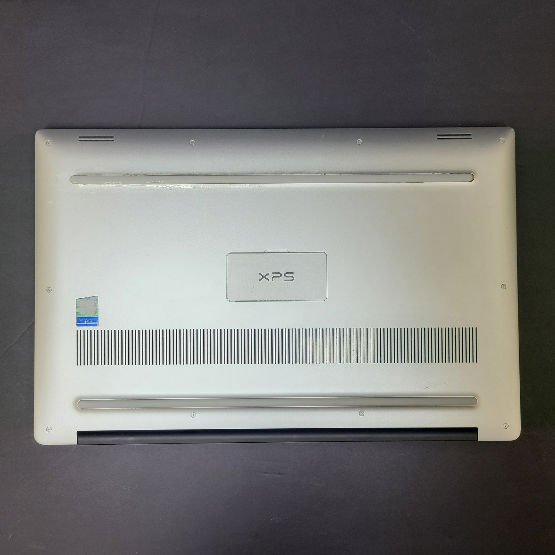 Silver Dell XPS 15 7590 laptop with Intel i5 CPU, 8GB RAM and 256GB SSD for responsive everyday use.