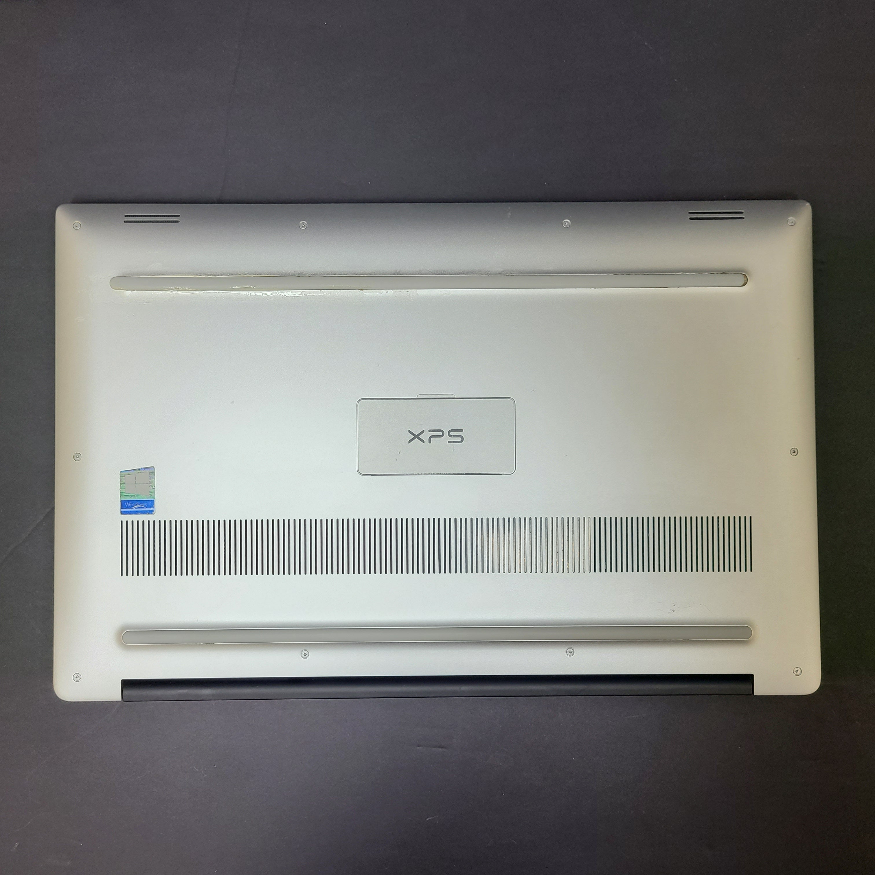 Silver Dell XPS 15 7590 laptop with Intel i5 CPU, 8GB RAM and 256GB SSD for responsive everyday use.