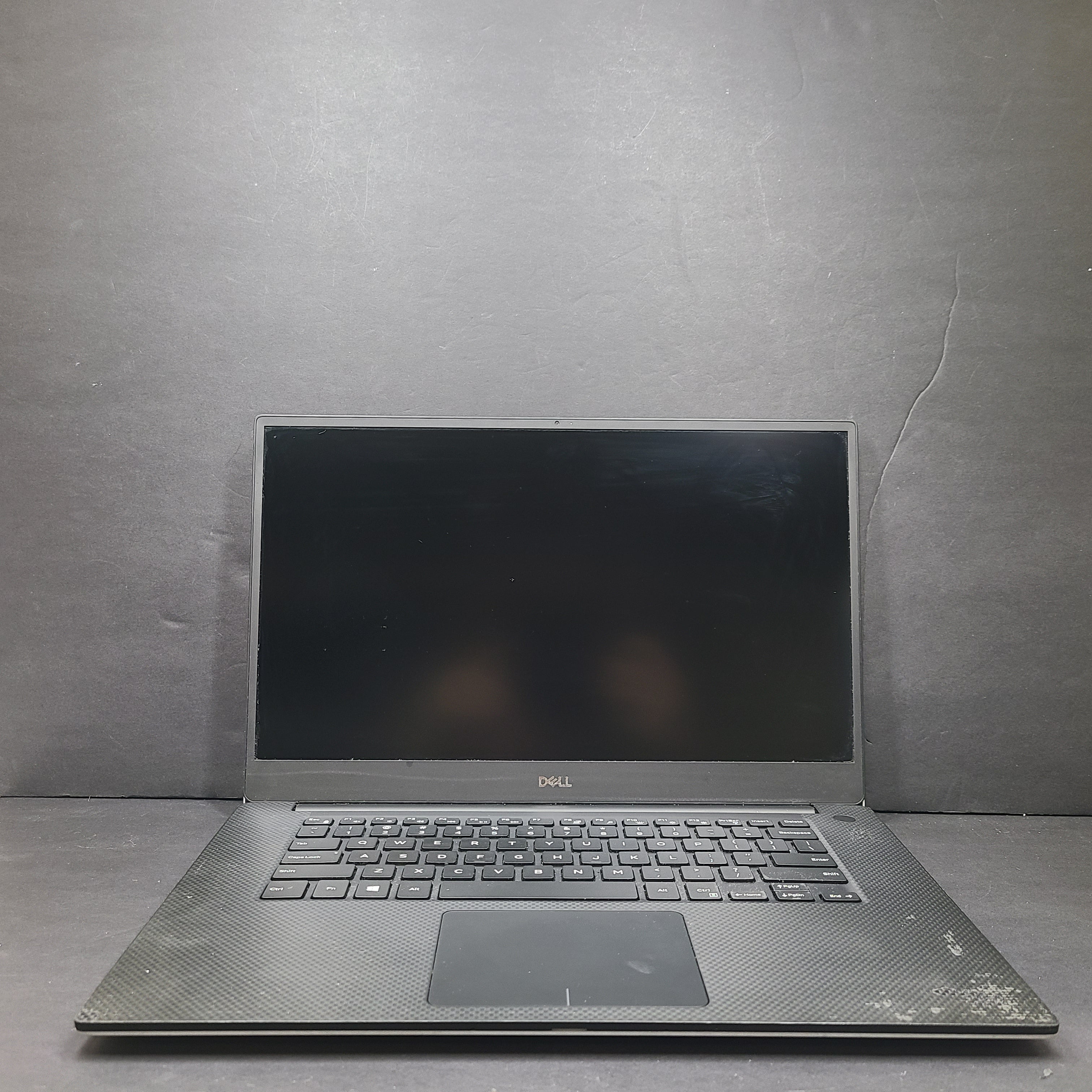 Silver Dell XPS 15 7590 laptop with Intel i5 CPU, 8GB RAM and 256GB SSD for responsive everyday use.