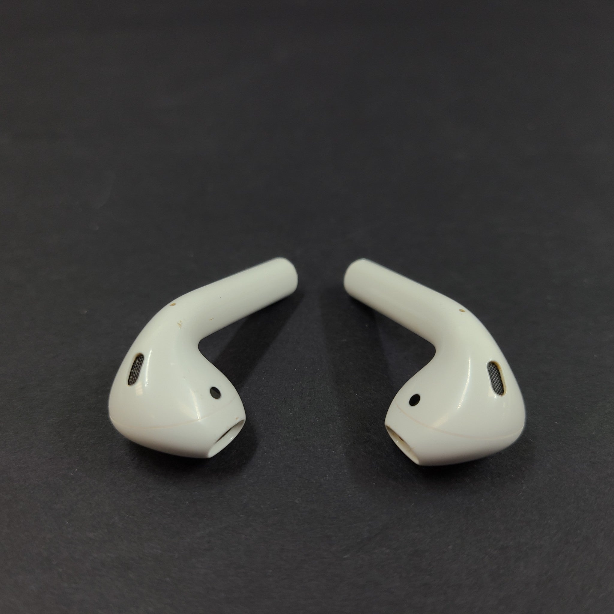 Apple AirPods 2nd Generation In-Ear Headset (A2031/A2032) w/ Mag Safe Case A1938