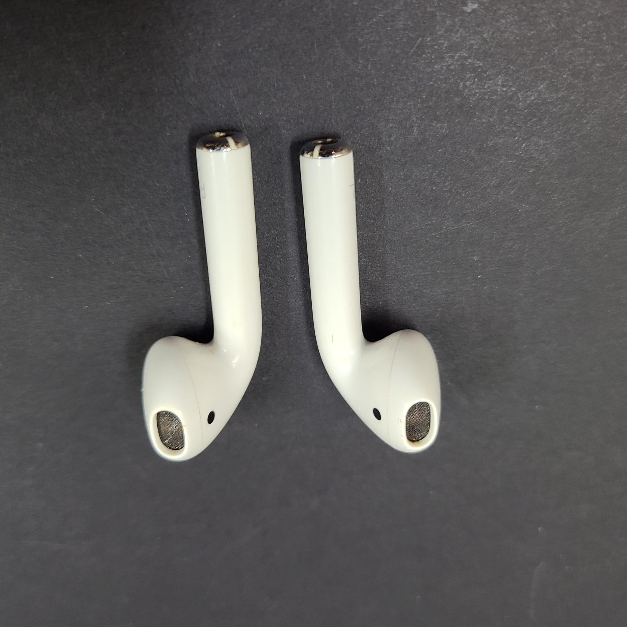 Apple AirPods 1st Generation In-Ear Headset (A1722/A1523) w/ MagSafe Case A1938