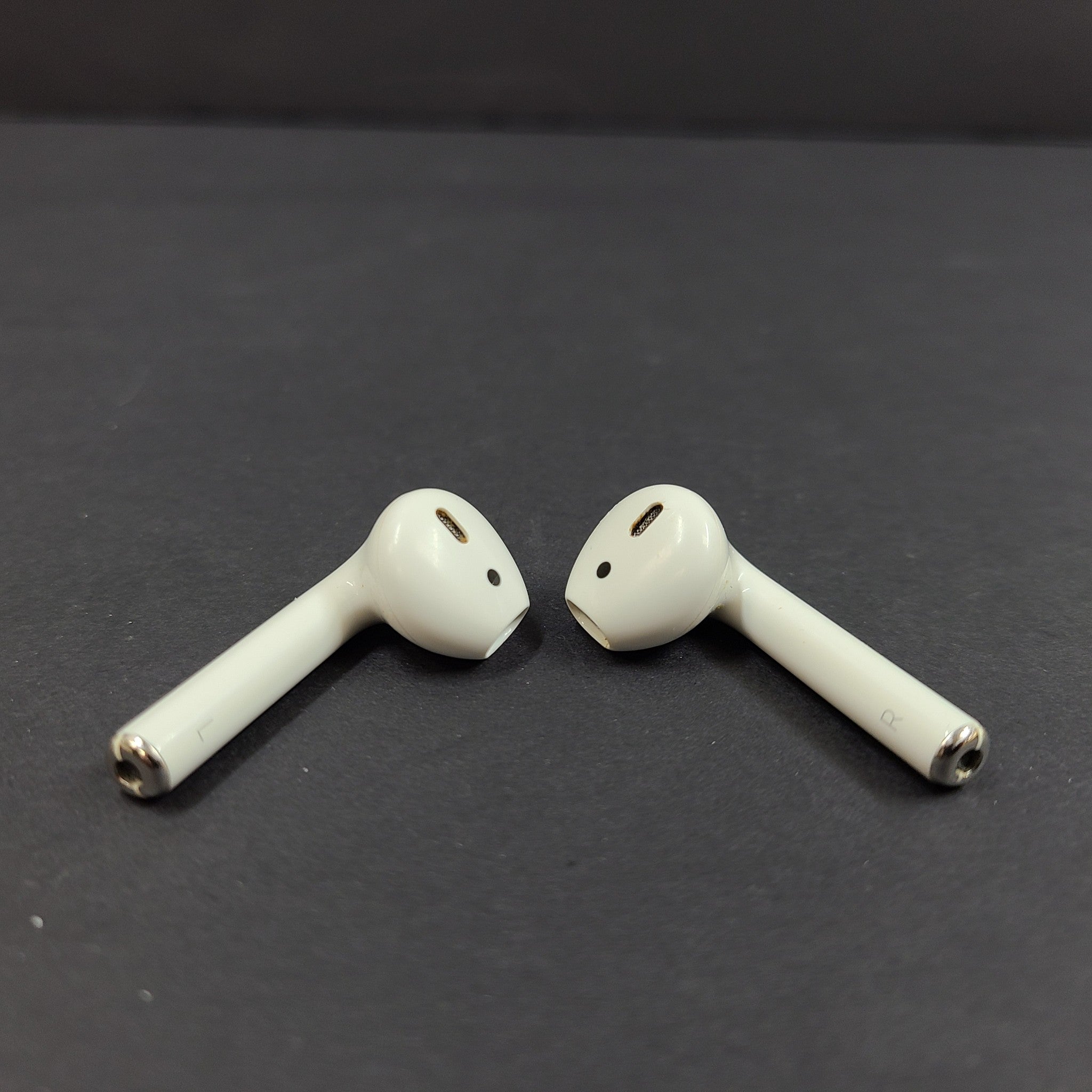 Apple AirPods 2nd Generation In-Ear Headset (A2031/A2032) w/ Mag Safe Case A1938