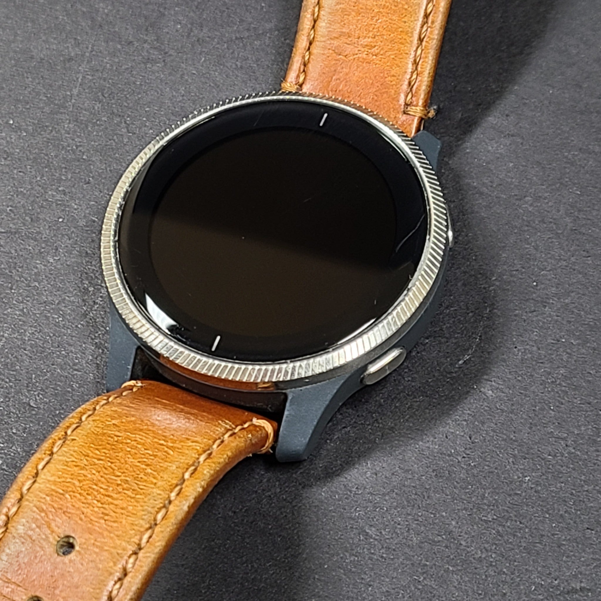 Garmin Venu 1st gen GPS Smartwatch Gray Leather Band Grade B-