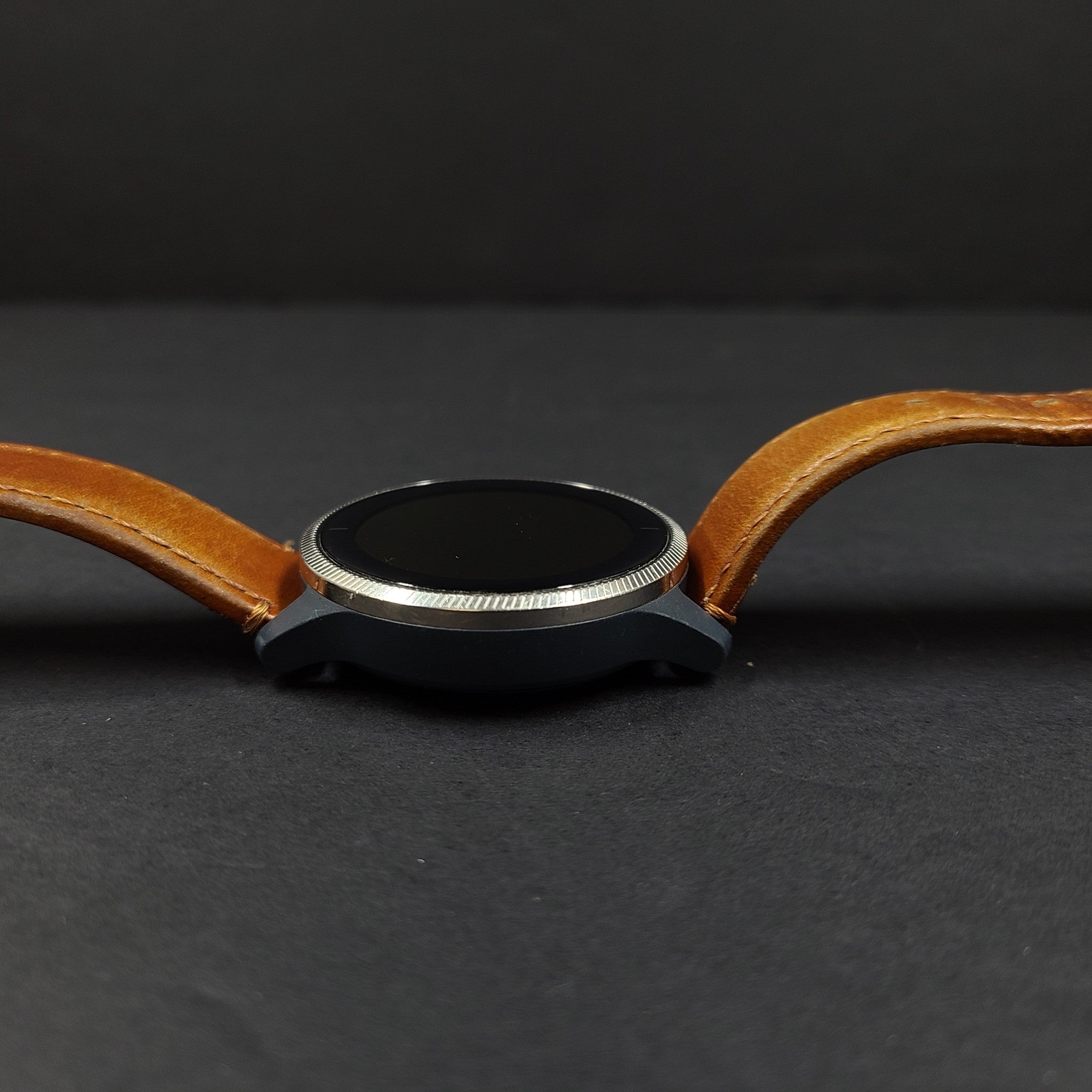 Garmin Venu 1st gen GPS Smartwatch Gray Leather Band Grade B-