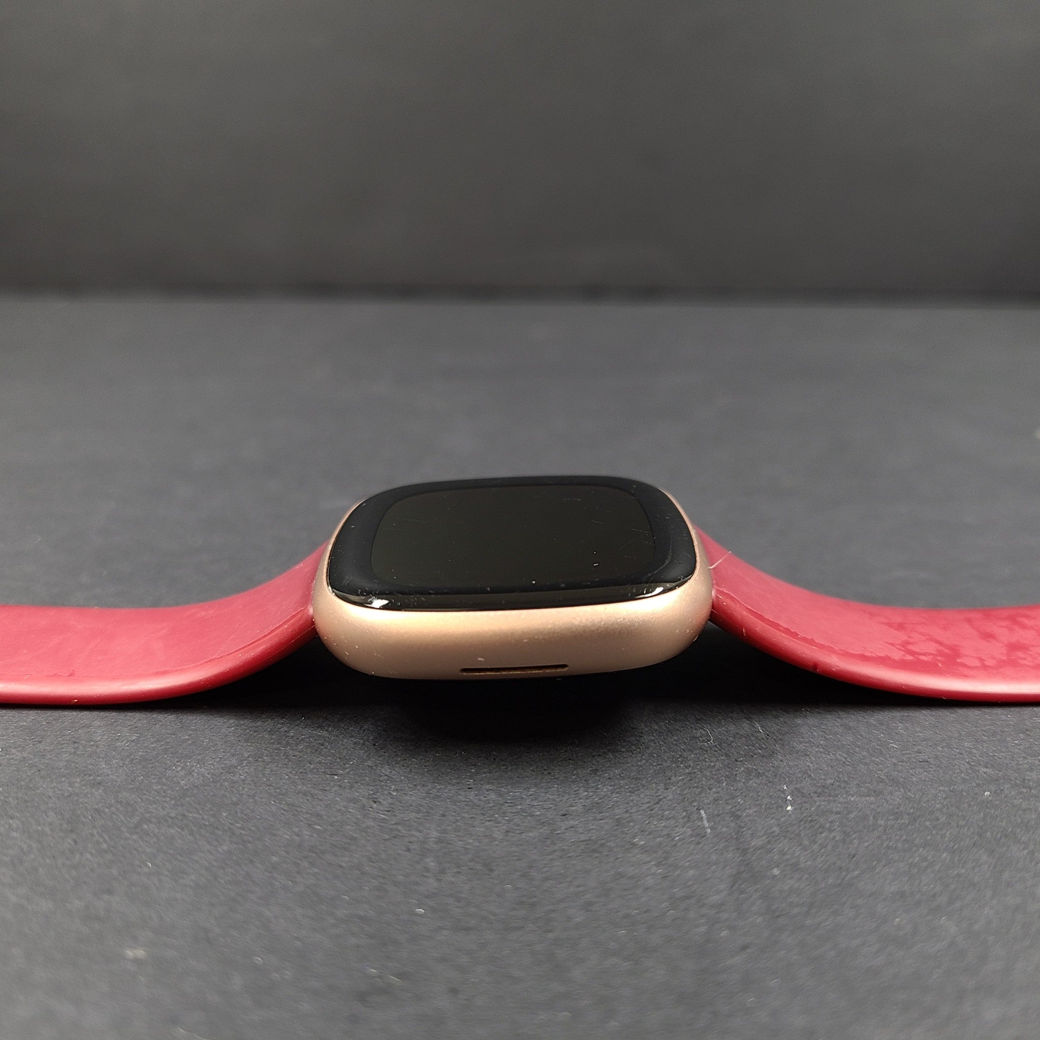 Fitbit Versa 4 FB523 Fitness Activity Tracker Watch Rose Gold Red Band GRADE B-