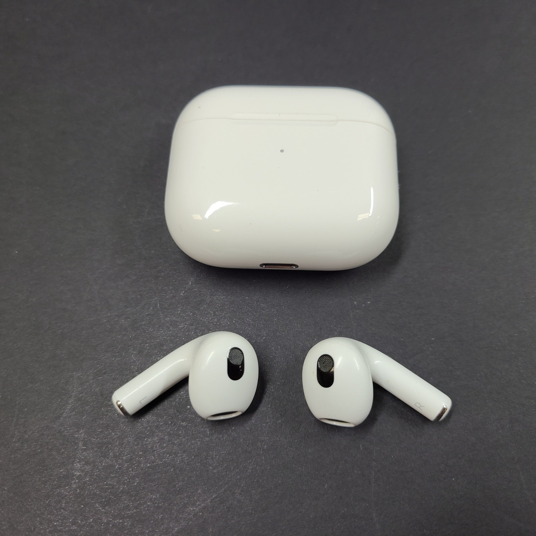 Apple AirPods 3rd Gen. with Magsafe Charging Case A2566 A2564 A2565 OEM Apple