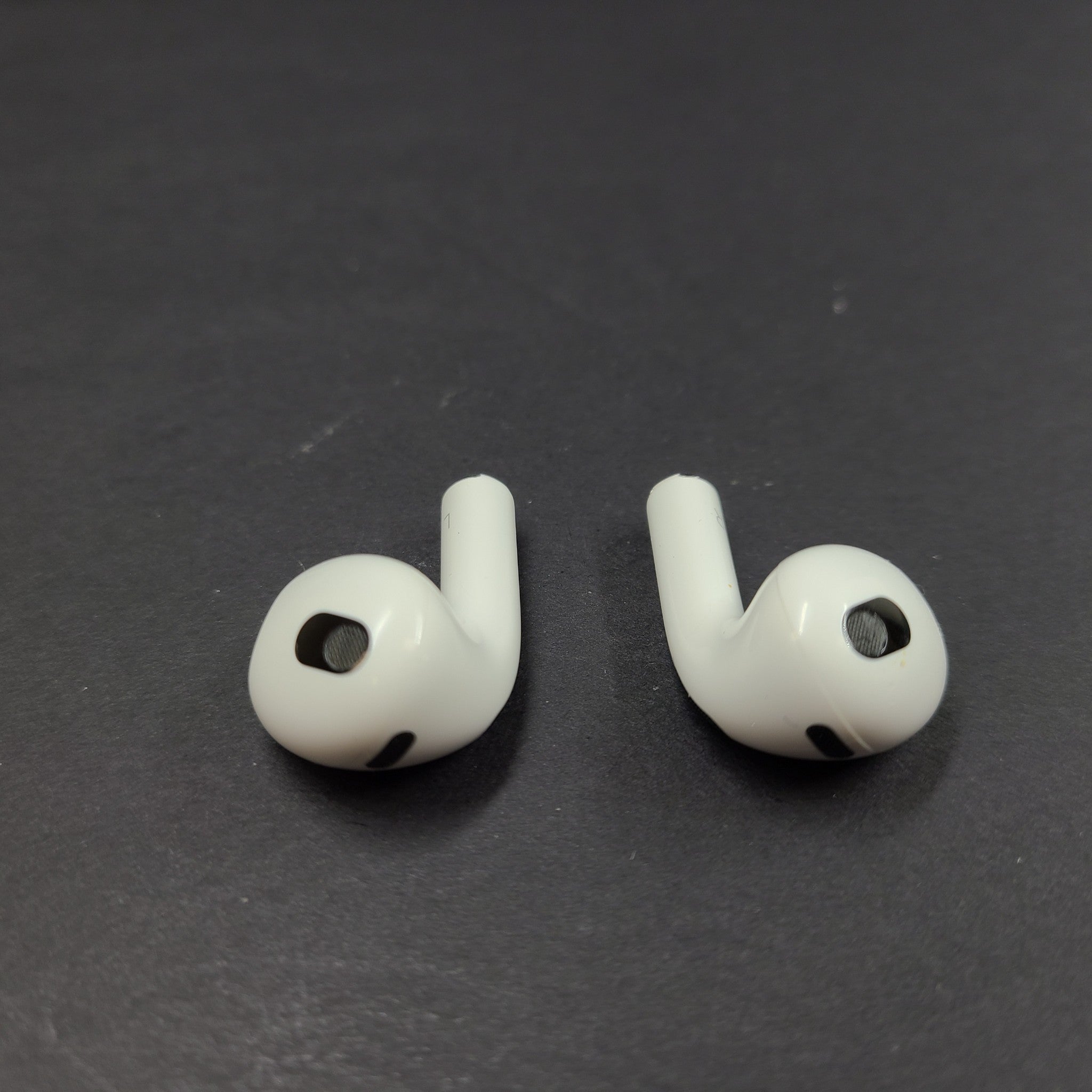 Apple AirPods 3rd Gen. with Magsafe Charging Case A2566 A2564 A2565 OEM Apple