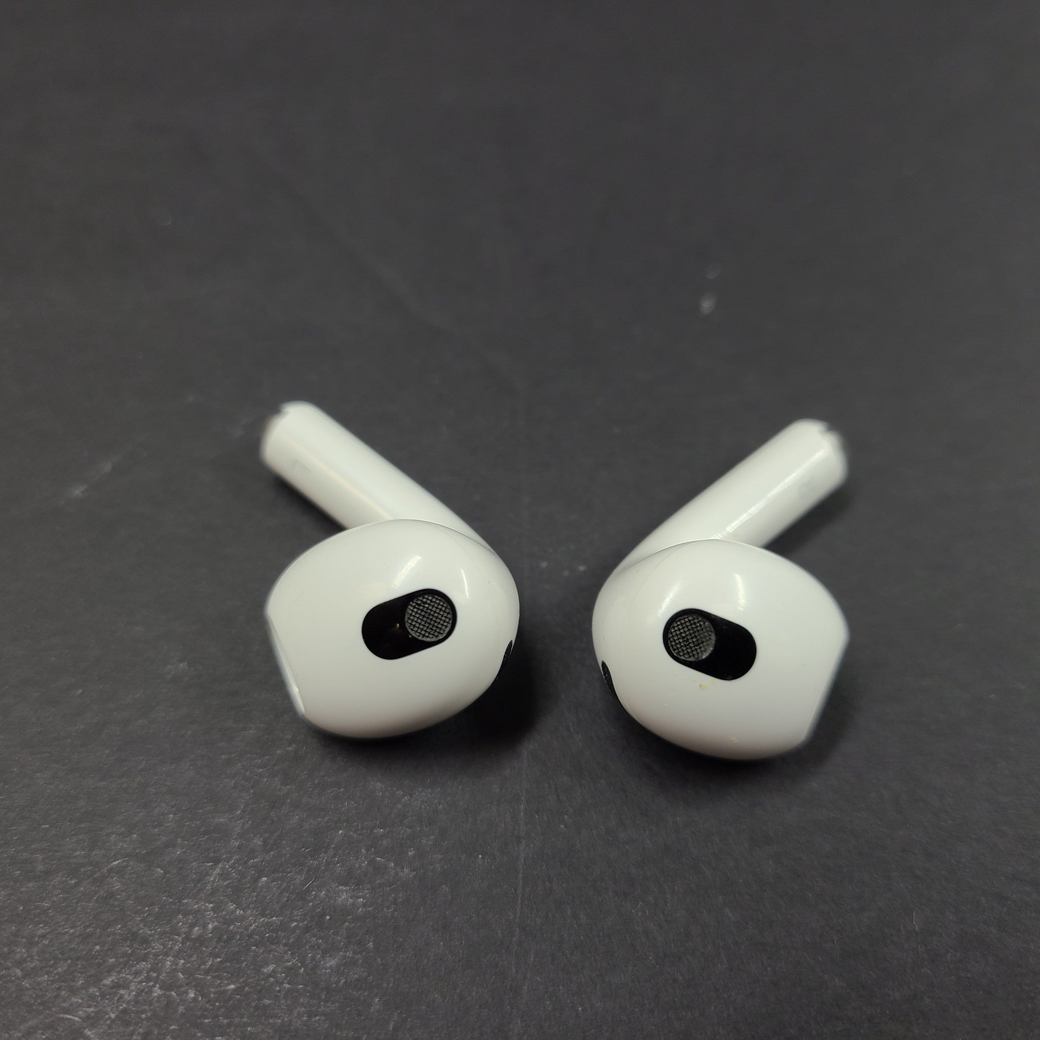 Apple AirPods 3rd Gen. with Magsafe Charging Case A2566 A2564 A2565 OEM Apple