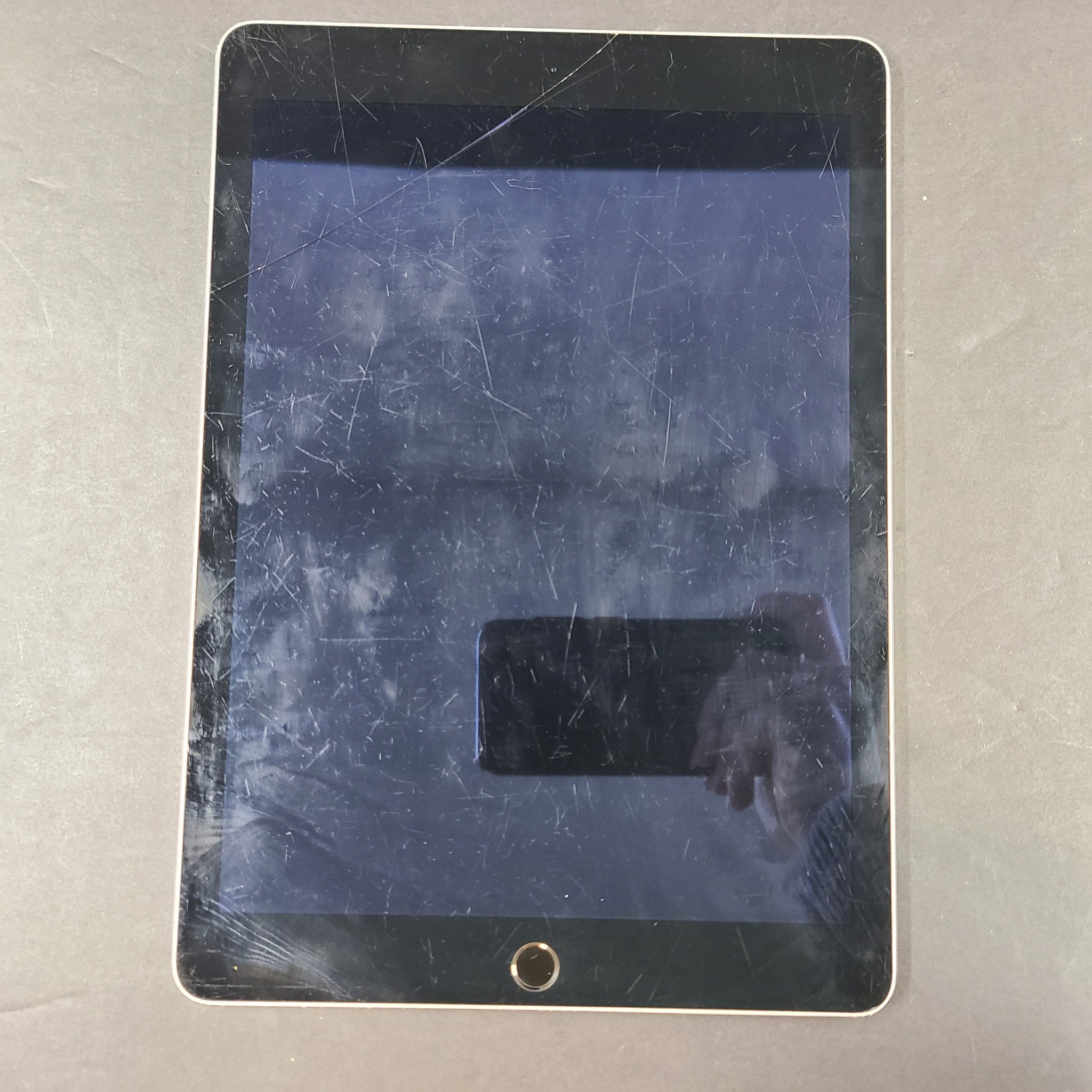 Apple iPad Air 2 128GB Wi-Fi 9.7in Space Gray - A1566 SCREEN READ