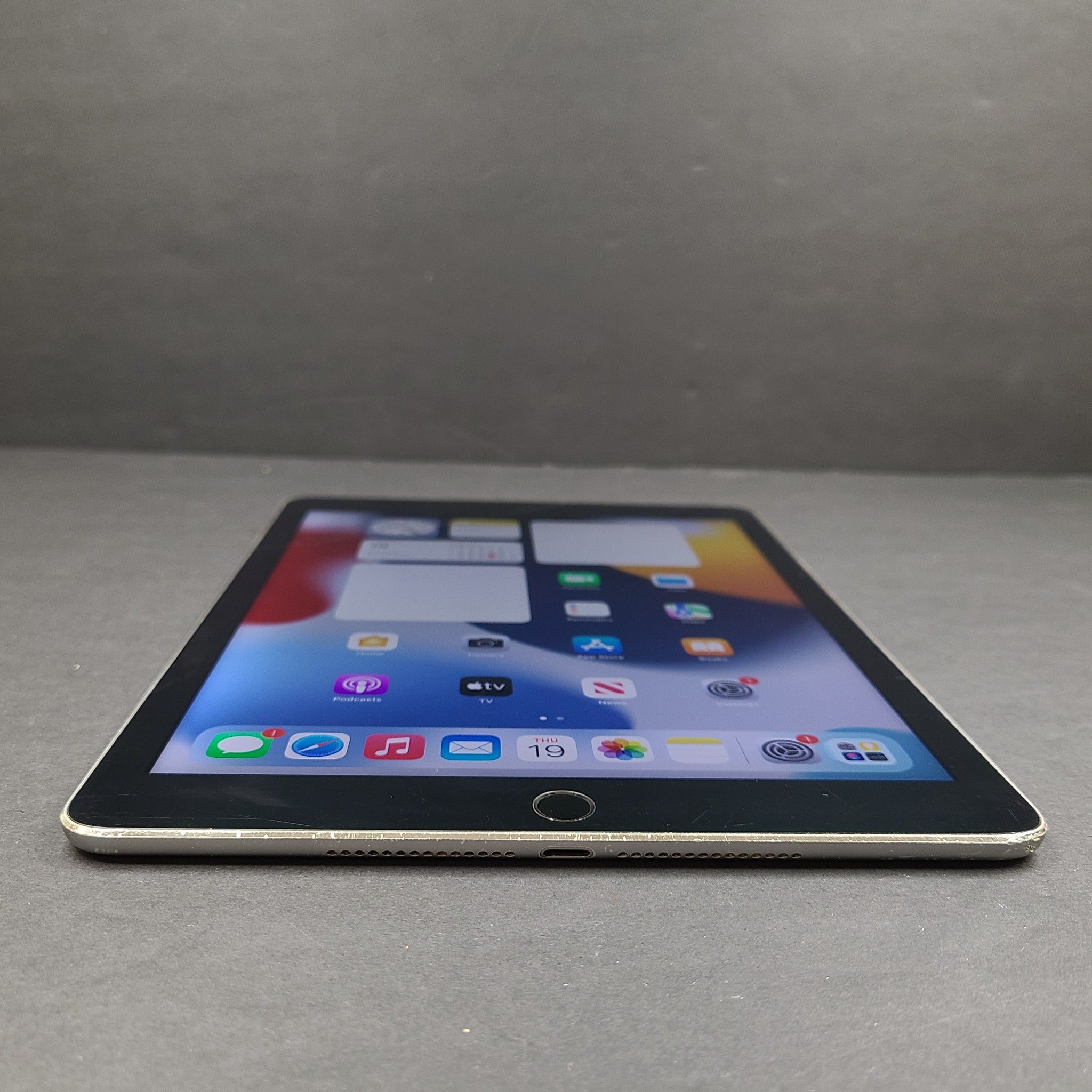 Apple iPad Air 2 128GB Wi-Fi 9.7in Space Gray - A1566 SCREEN READ