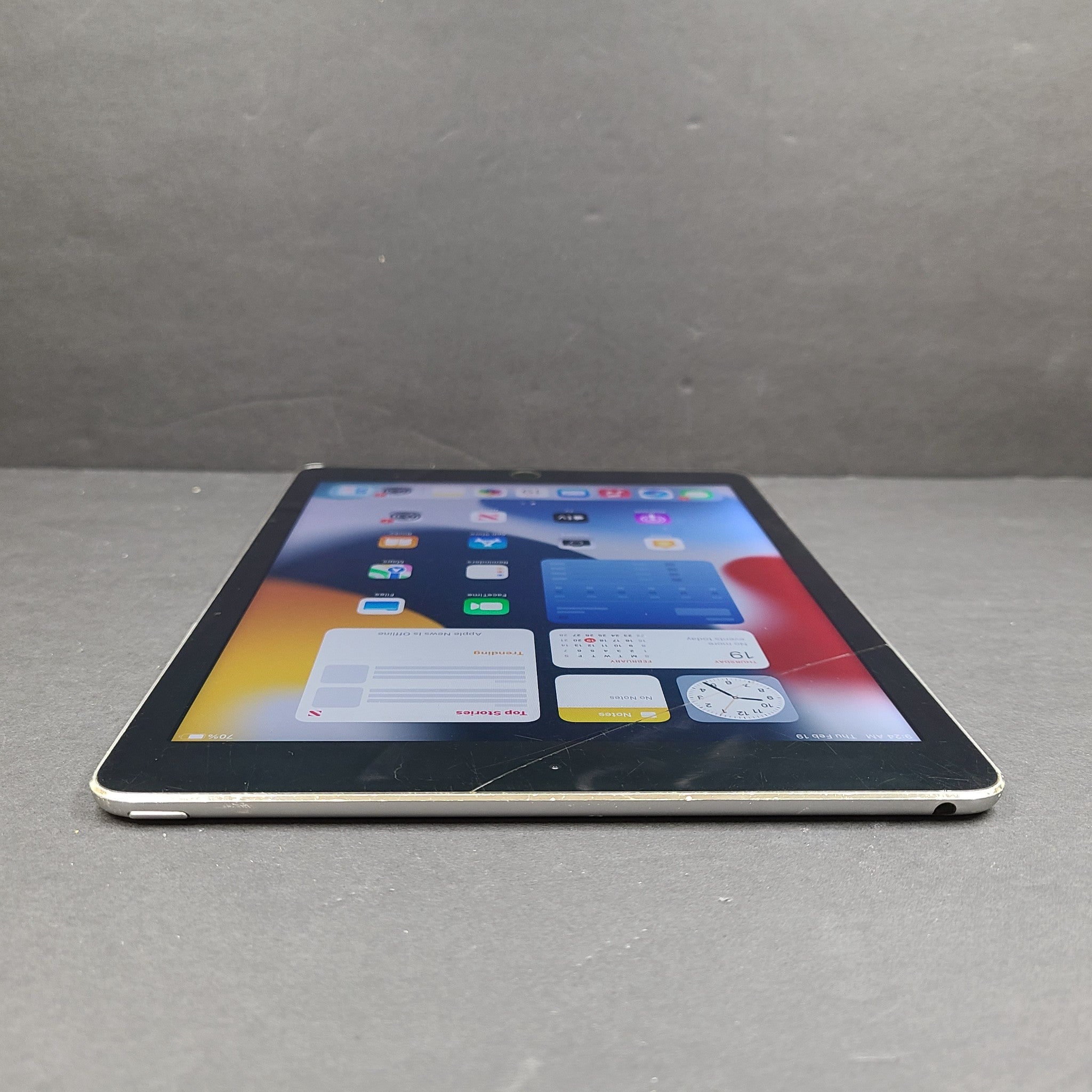 Apple iPad Air 2 128GB Wi-Fi 9.7in Space Gray - A1566 SCREEN READ