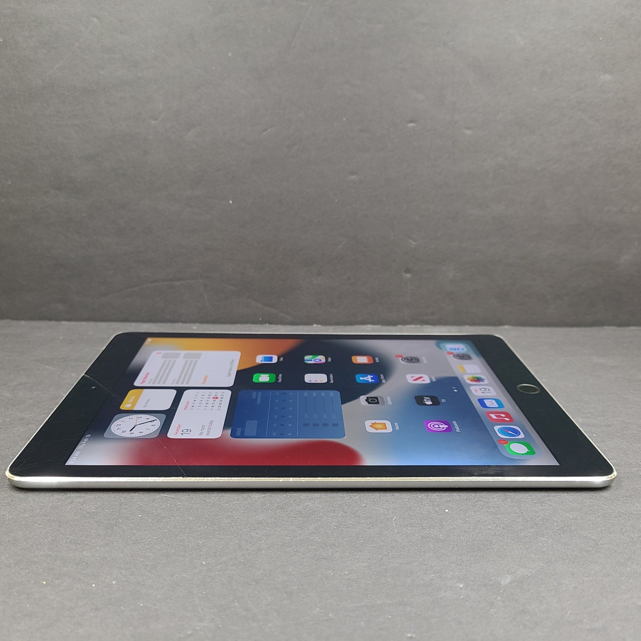 Apple iPad Air 2 128GB Wi-Fi 9.7in Space Gray - A1566 SCREEN READ