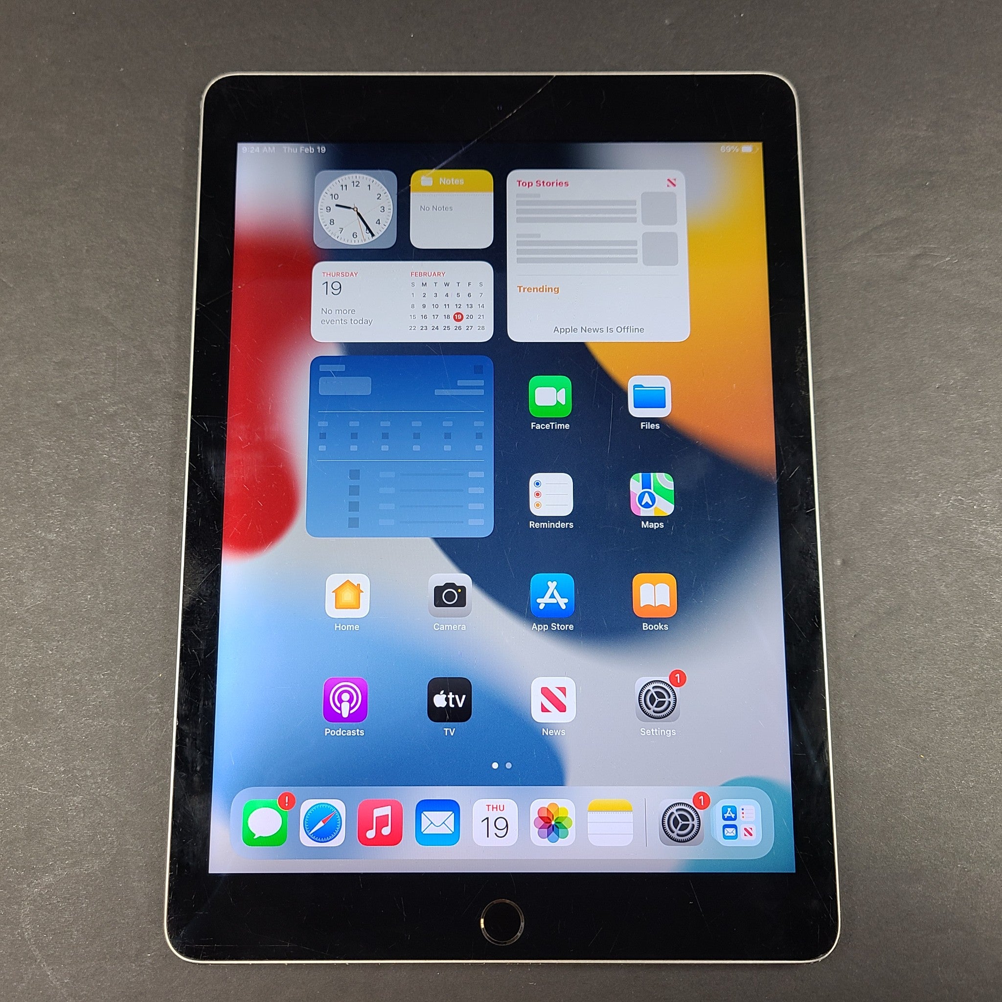 Apple iPad Air 2 128GB Wi-Fi 9.7in Space Gray - A1566 SCREEN READ