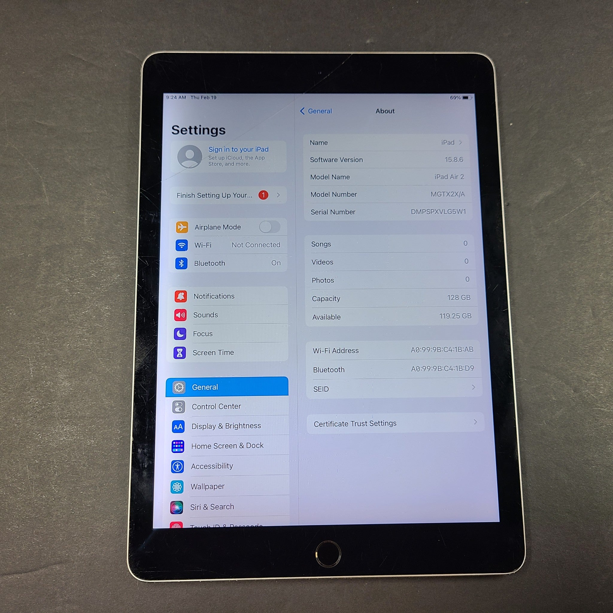 Apple iPad Air 2 128GB Wi-Fi 9.7in Space Gray - A1566 SCREEN READ