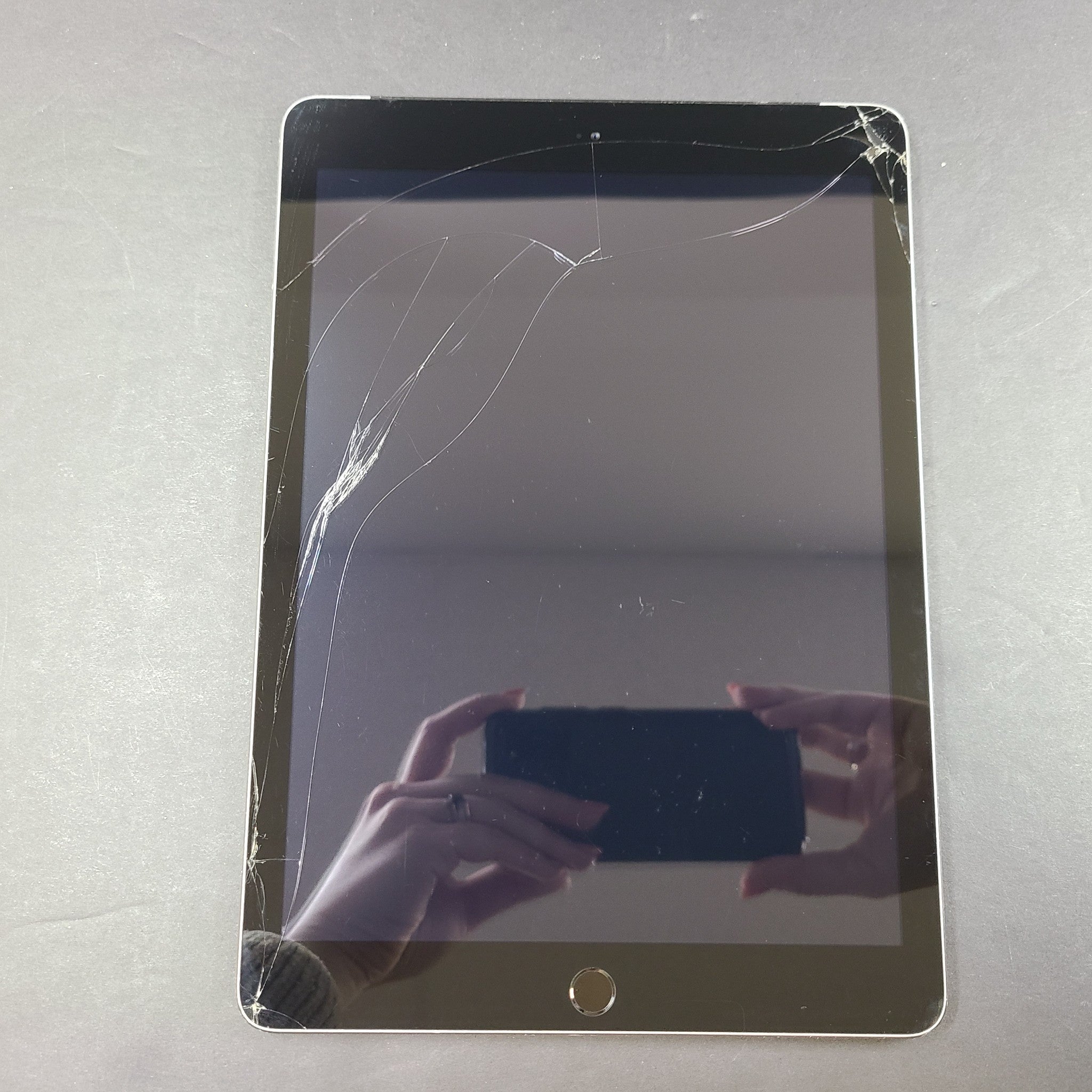 Apple iPad 5th Generation A1823 32GB Wi-Fi + 4G LTE Cellular 9.7in Gray SCREEN