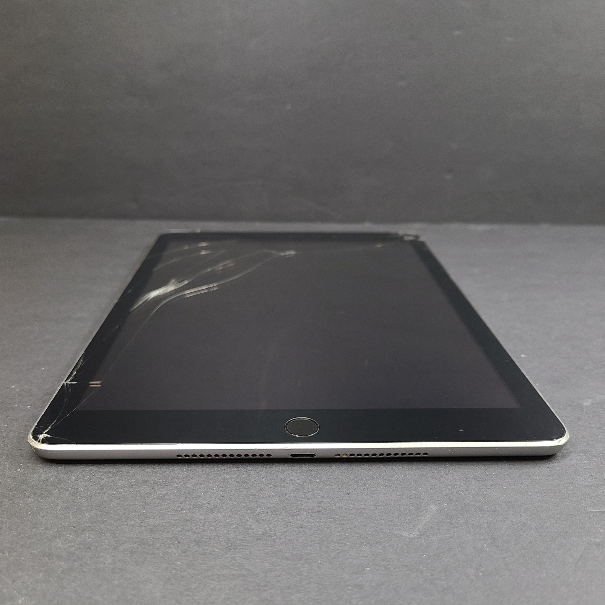 Apple iPad 5th Generation A1823 32GB Wi-Fi + 4G LTE Cellular 9.7in Gray SCREEN