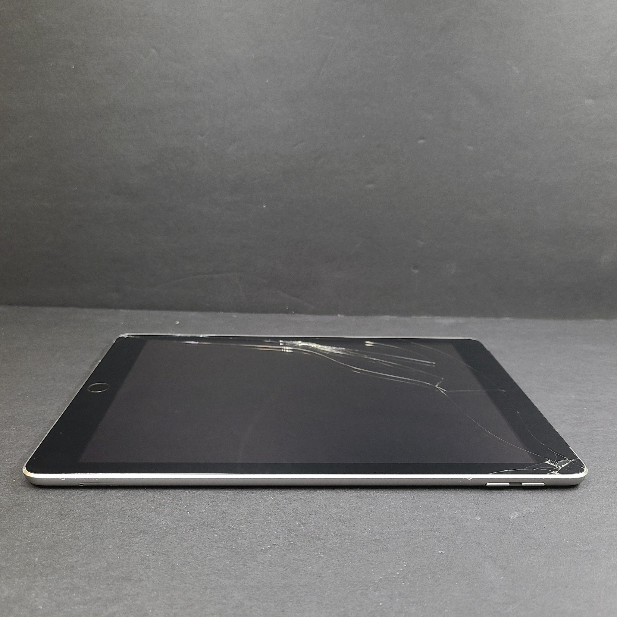 Apple iPad 5th Generation A1823 32GB Wi-Fi + 4G LTE Cellular 9.7in Gray SCREEN