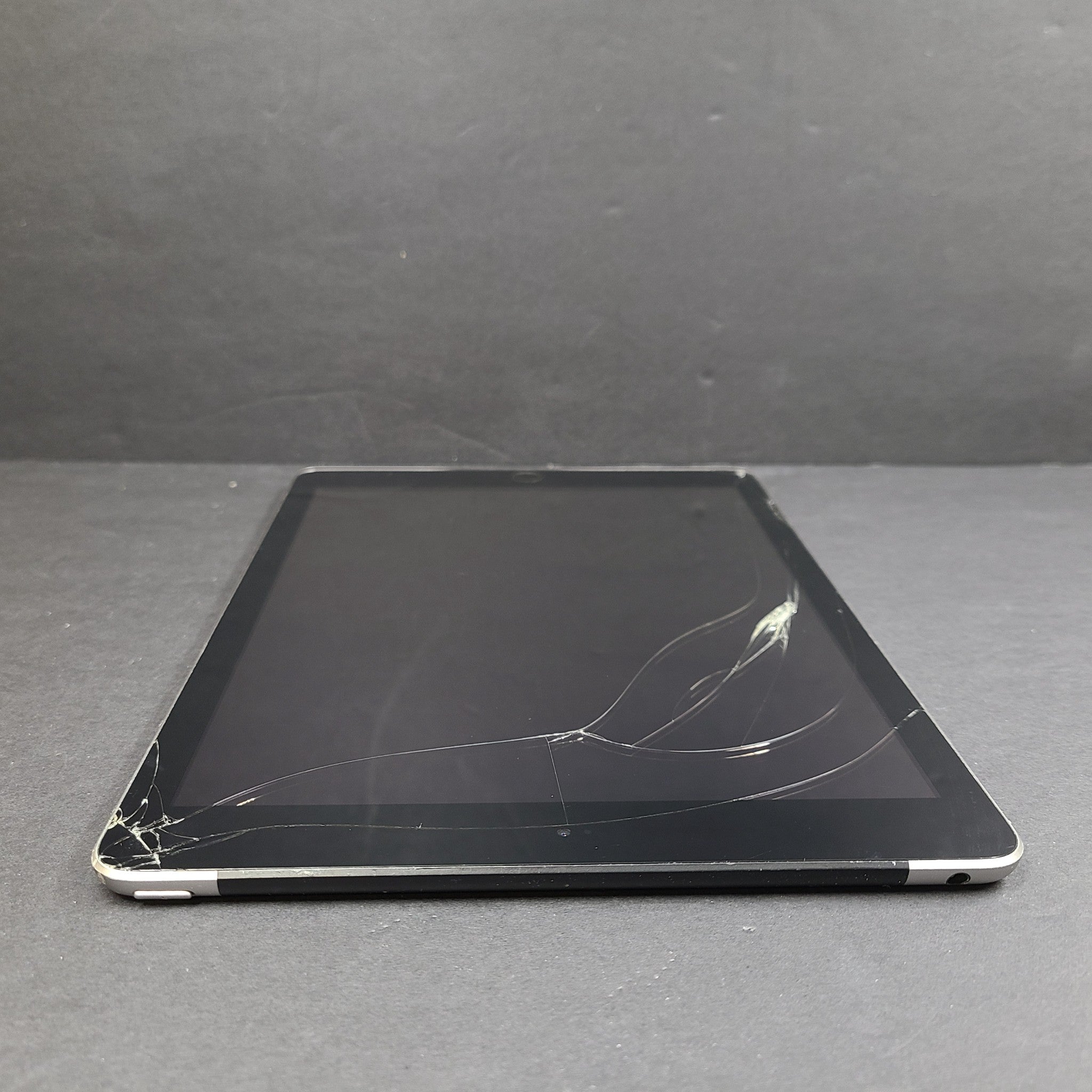 Apple iPad 5th Generation A1823 32GB Wi-Fi + 4G LTE Cellular 9.7in Gray SCREEN