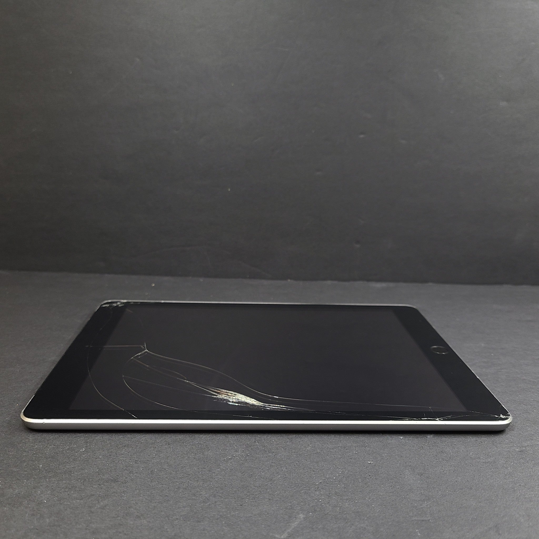 Apple iPad 5th Generation A1823 32GB Wi-Fi + 4G LTE Cellular 9.7in Gray SCREEN