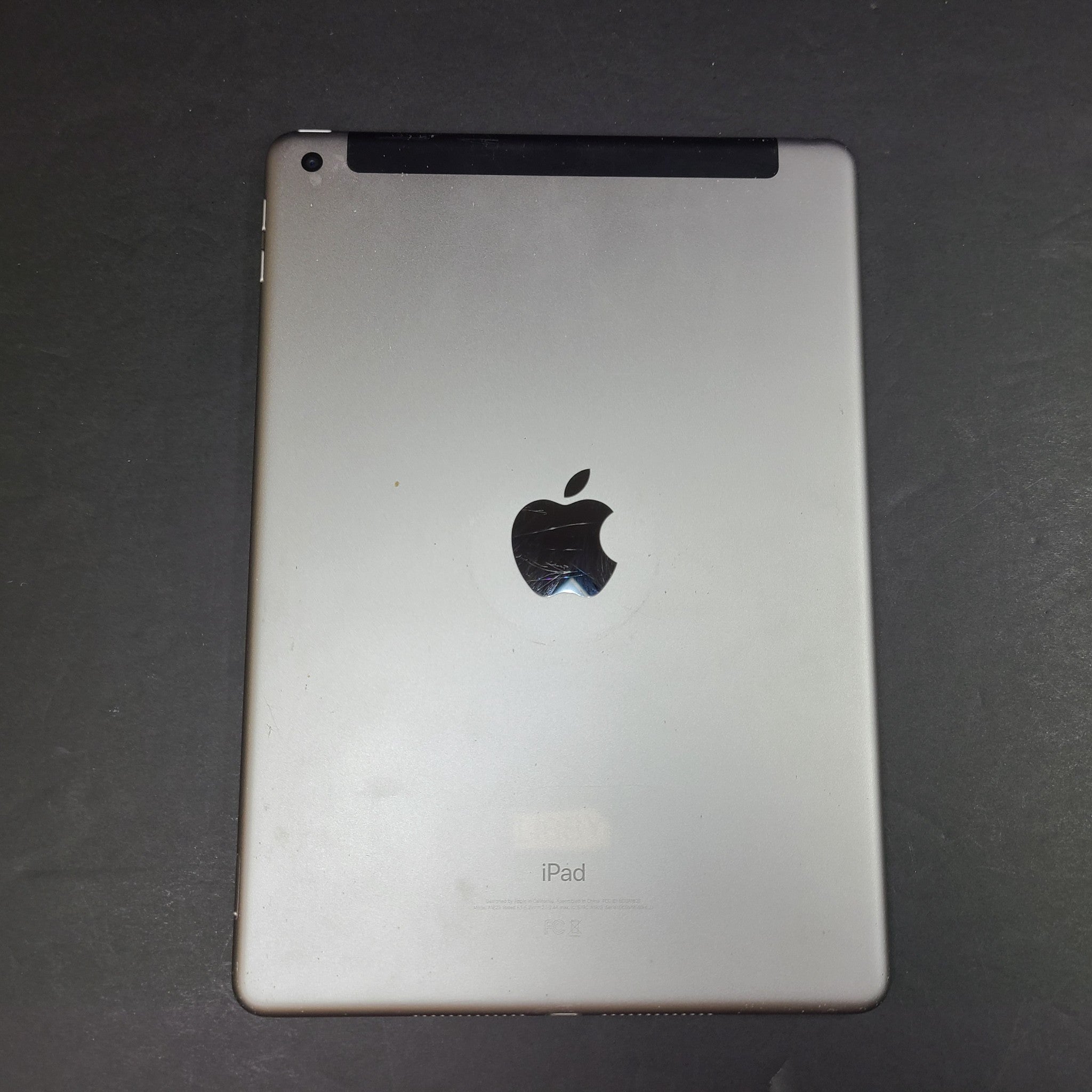 Apple iPad 5th Generation A1823 32GB Wi-Fi + 4G LTE Cellular 9.7in Gray SCREEN