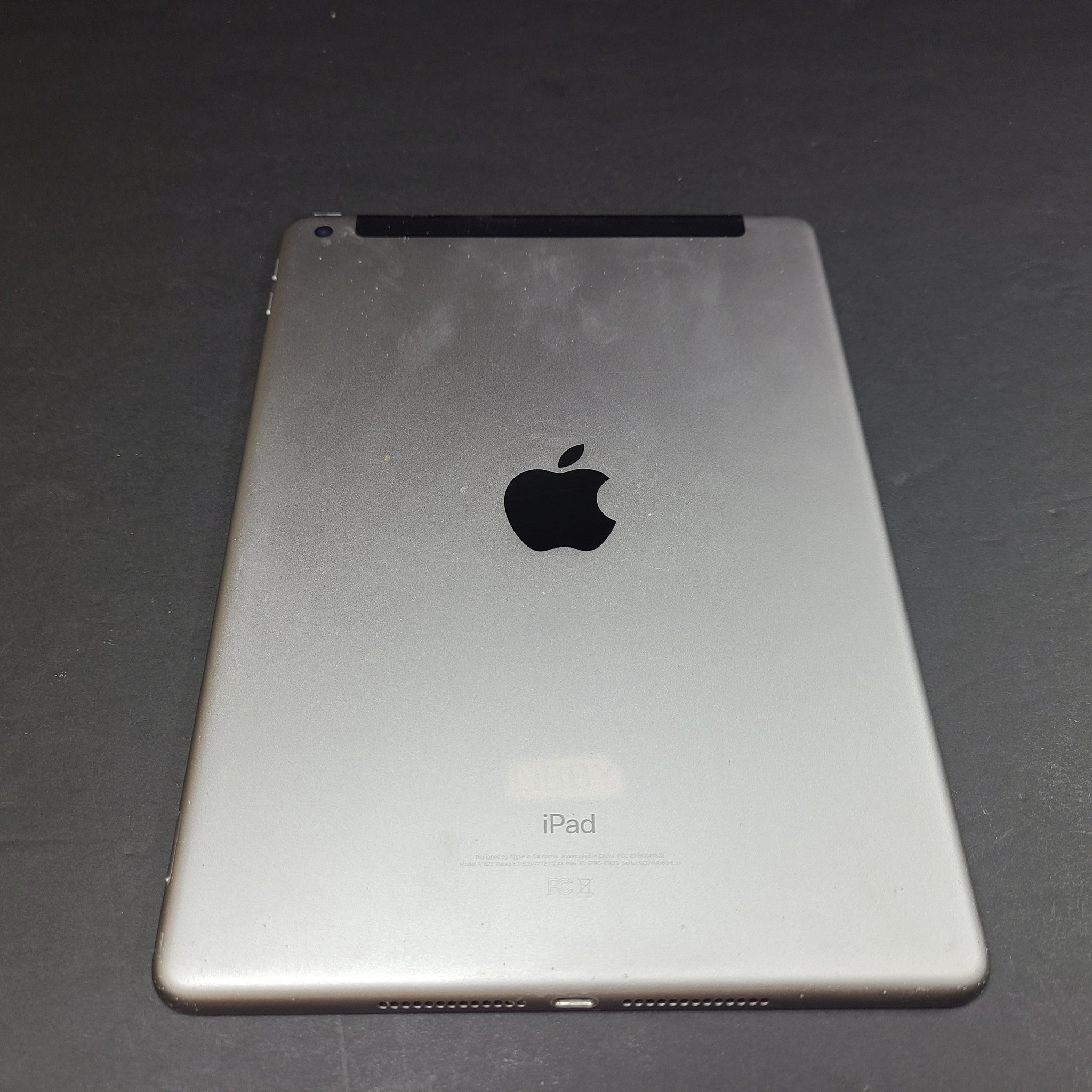 Apple iPad 5th Generation A1823 32GB Wi-Fi + 4G LTE Cellular 9.7in Gray SCREEN