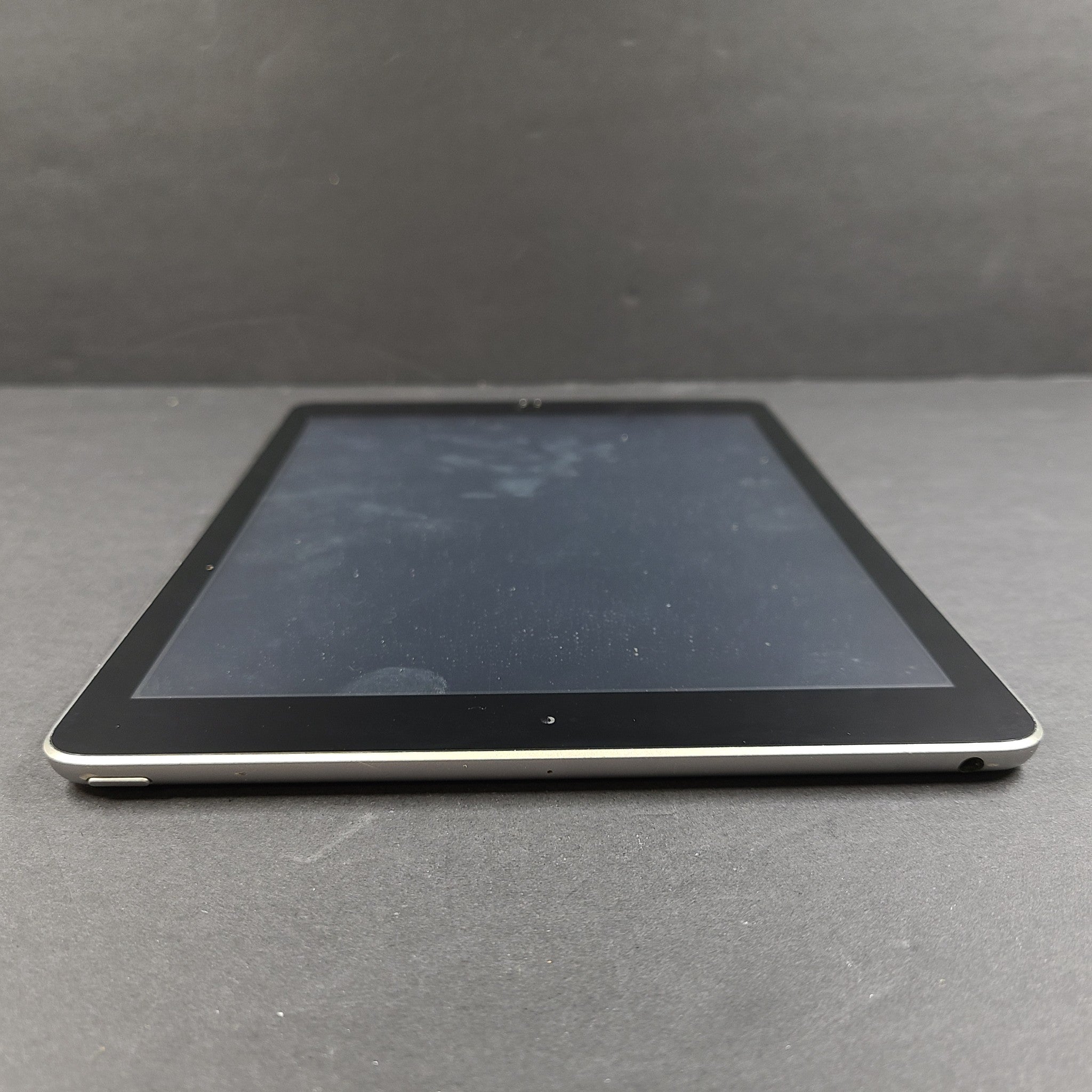 Apple iPad 6th Generation 9.7in A1893 32GB WiFi - Space Gray Changed Screen