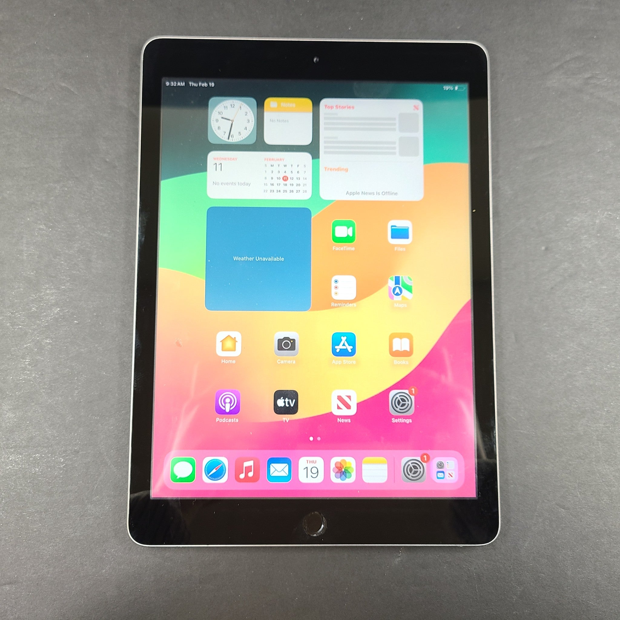 Apple iPad 6th Generation 9.7in A1893 32GB WiFi - Space Gray Changed Screen