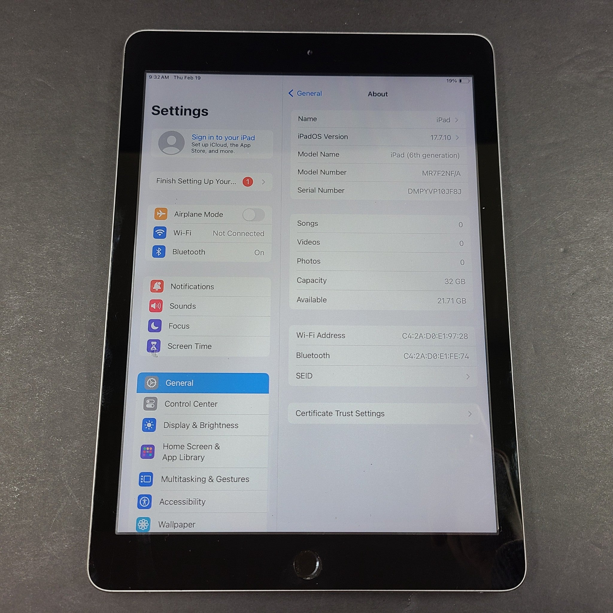 Apple iPad 6th Generation 9.7in A1893 32GB WiFi - Space Gray Changed Screen