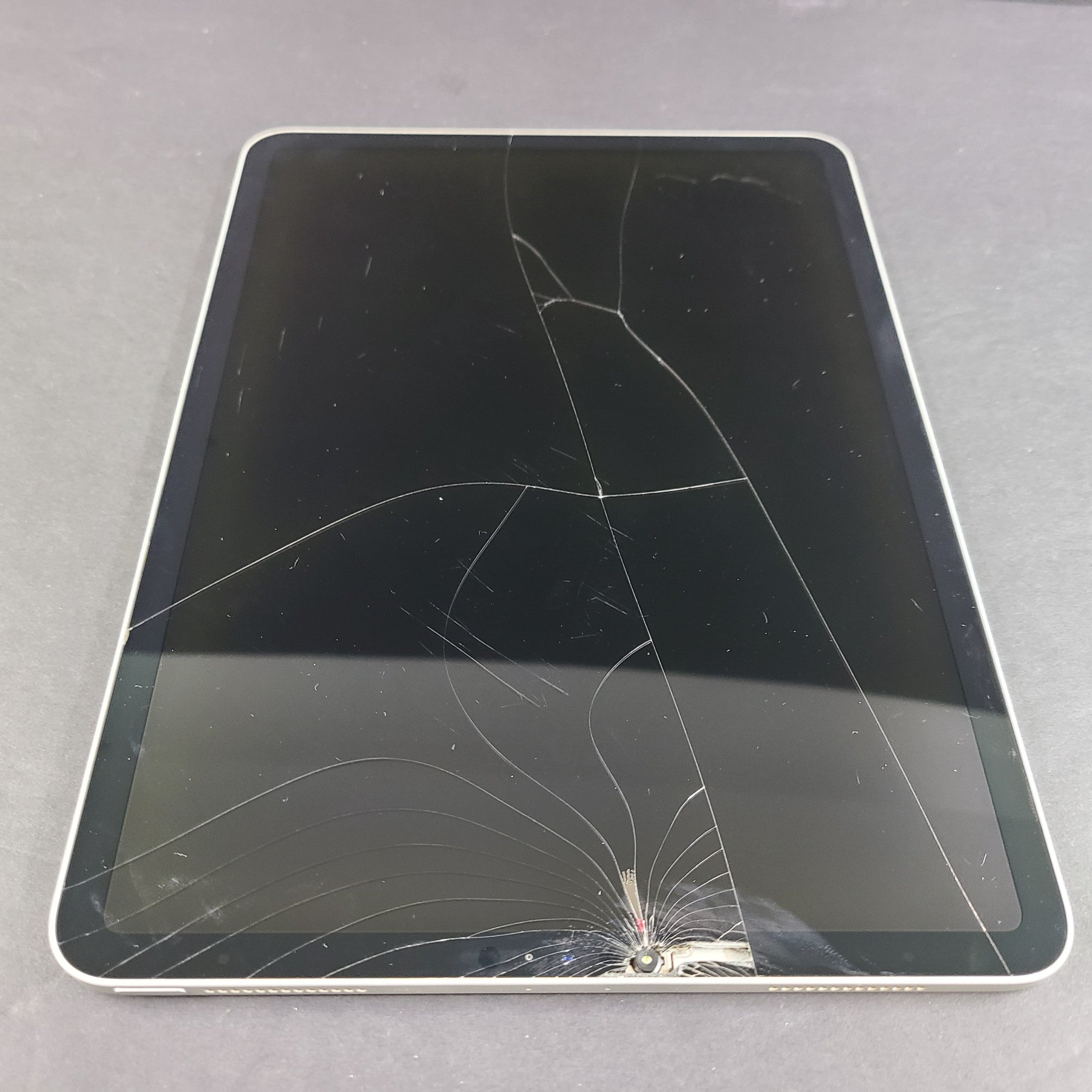 Apple iPad Pro 11 2nd Gen 256GB, Wi-Fi, 11in - Silver A2228 - READ SCREEN v2