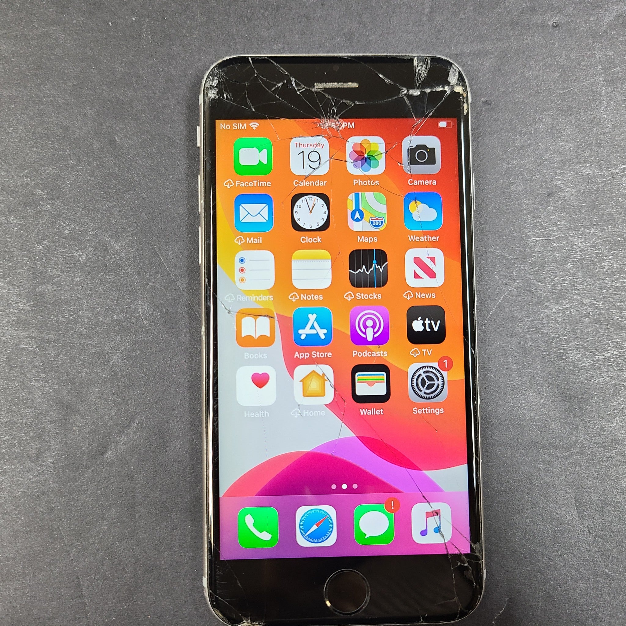 Apple iPhone 6s 16GB Unlocked Smartphone Space Gray A1688 READ SCREEN