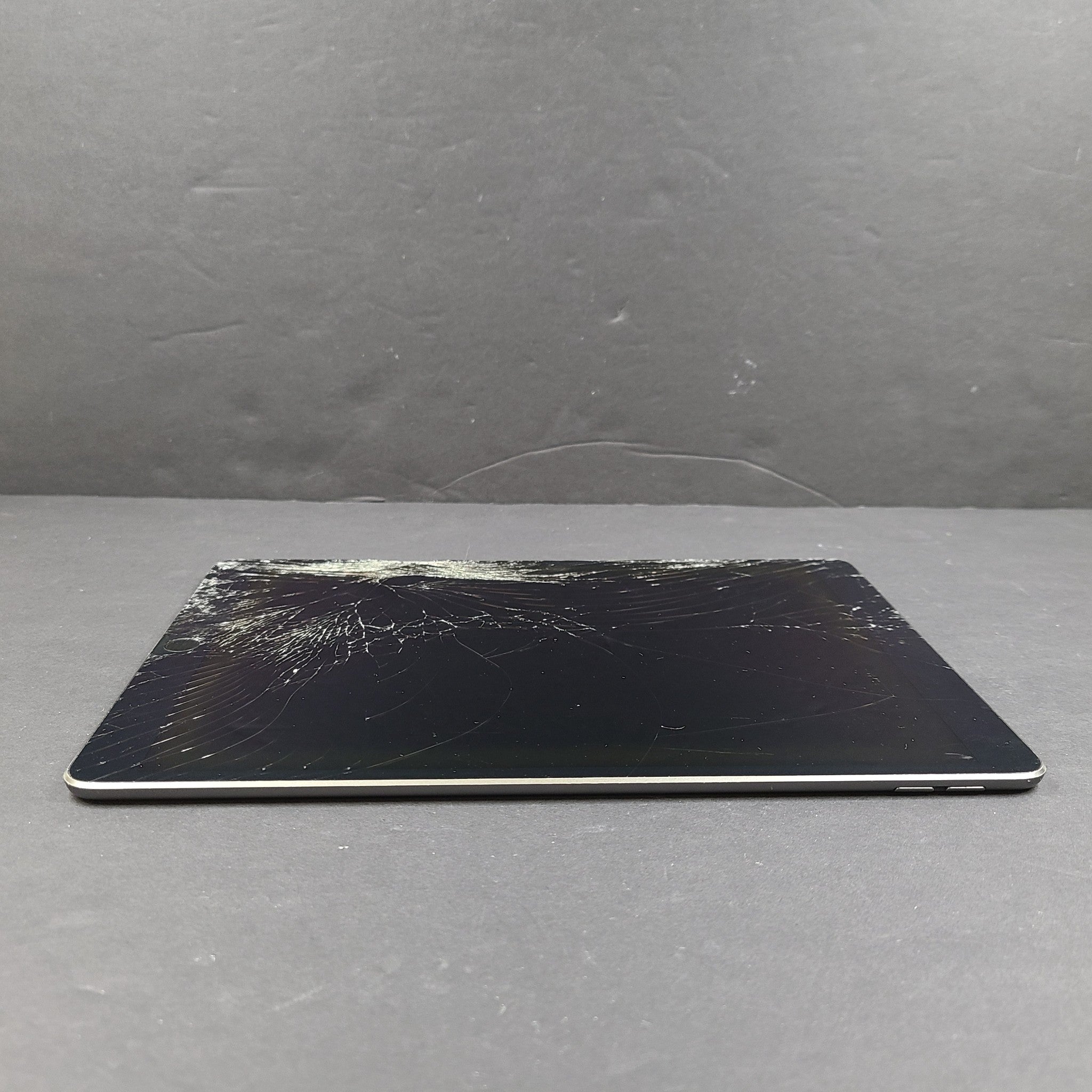 Apple iPad Air 3 (3rd Generation), A2152 64GB, Wi-Fi, 10.5in Space Gray GRADE C-