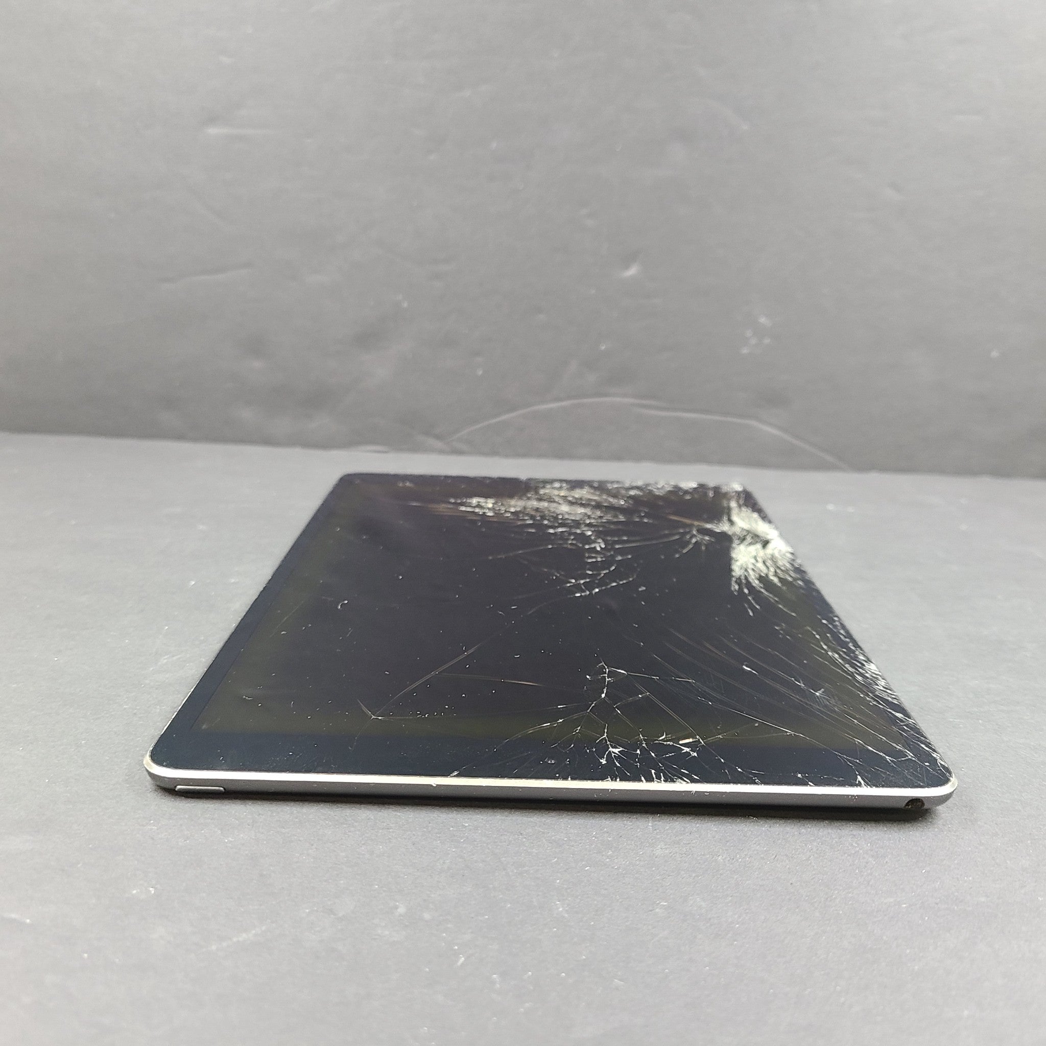 Apple iPad Air 3 (3rd Generation), A2152 64GB, Wi-Fi, 10.5in Space Gray GRADE C-