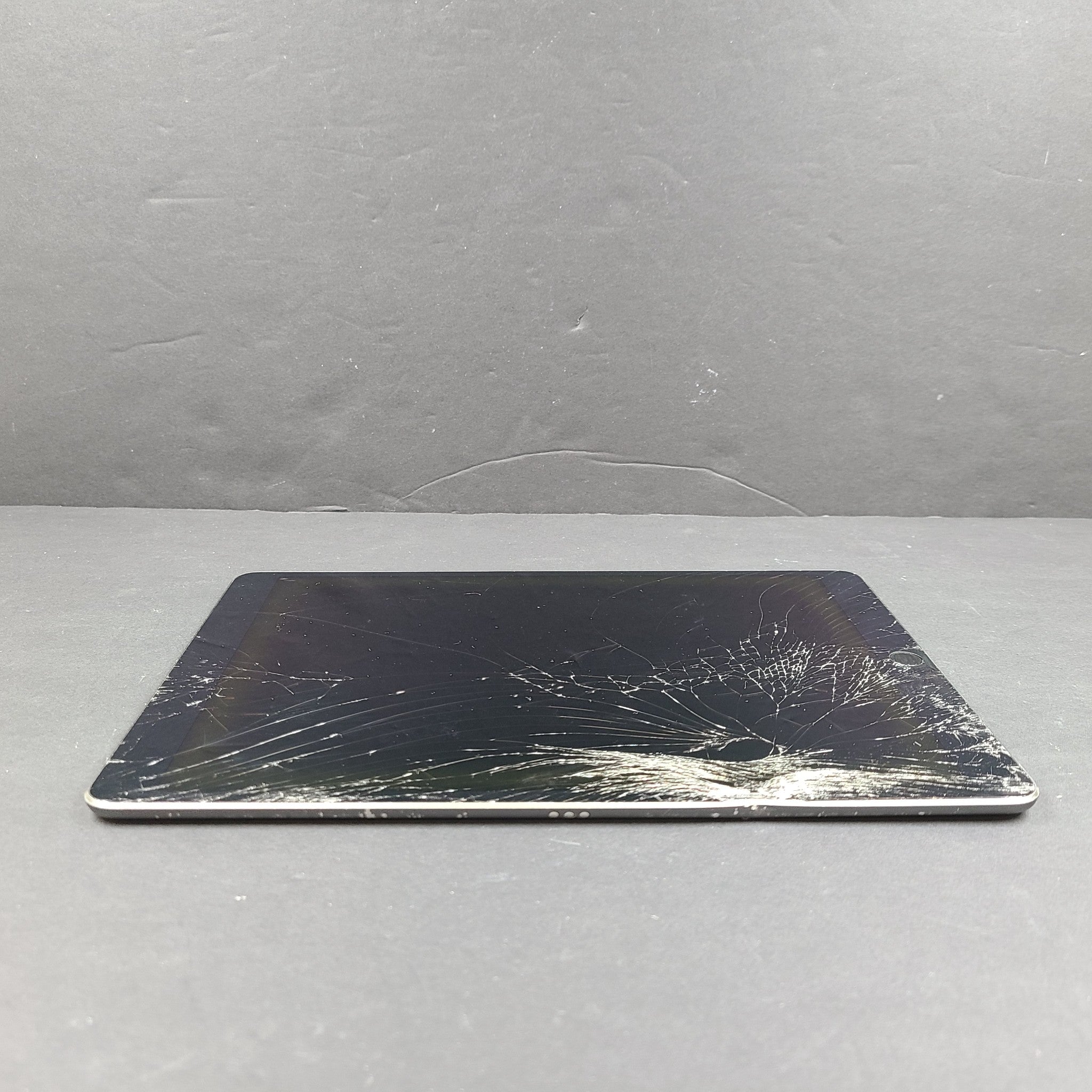 Apple iPad Air 3 (3rd Generation), A2152 64GB, Wi-Fi, 10.5in Space Gray GRADE C-