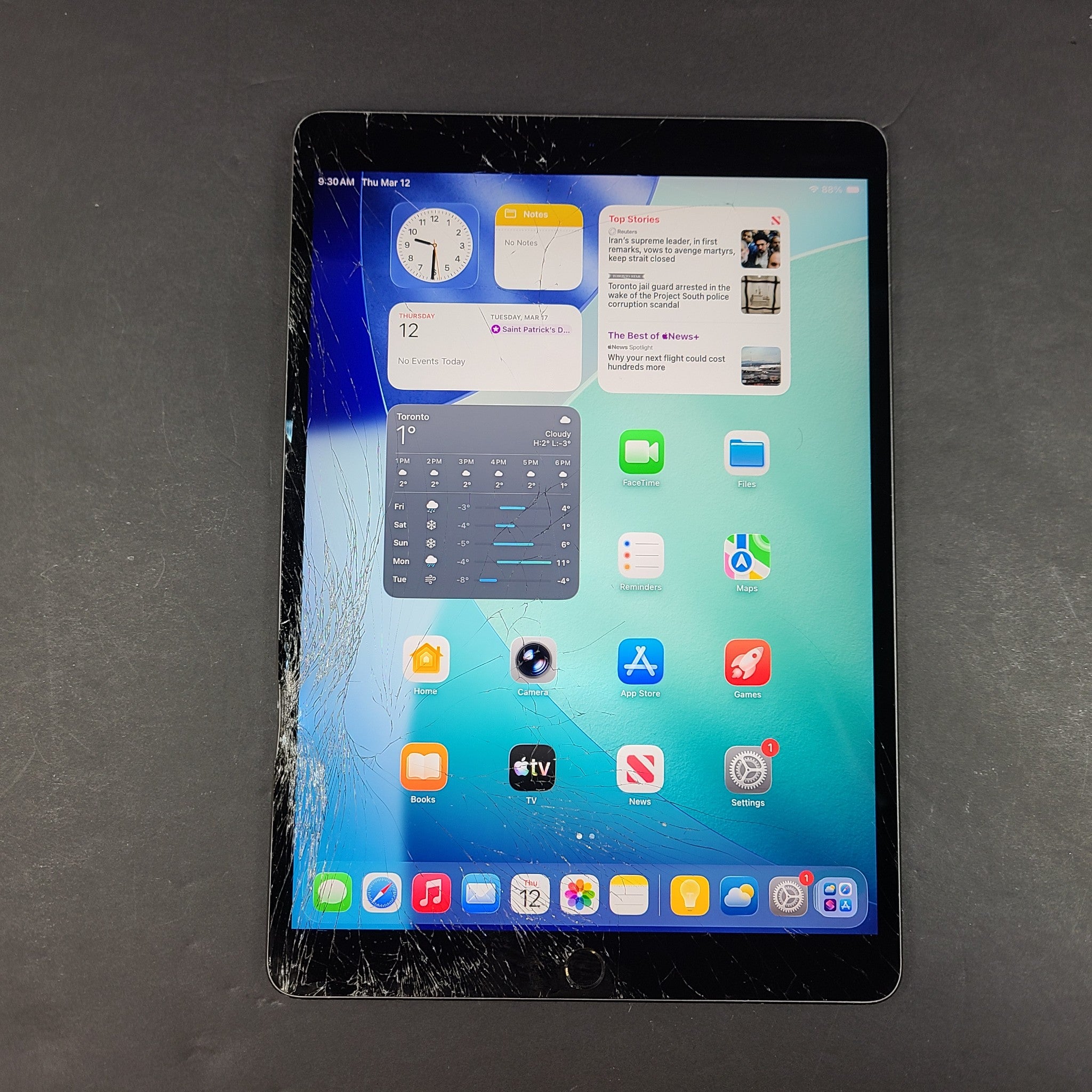 Apple iPad Air 3 (3rd Generation), A2152 64GB, Wi-Fi, 10.5in Space Gray GRADE C-