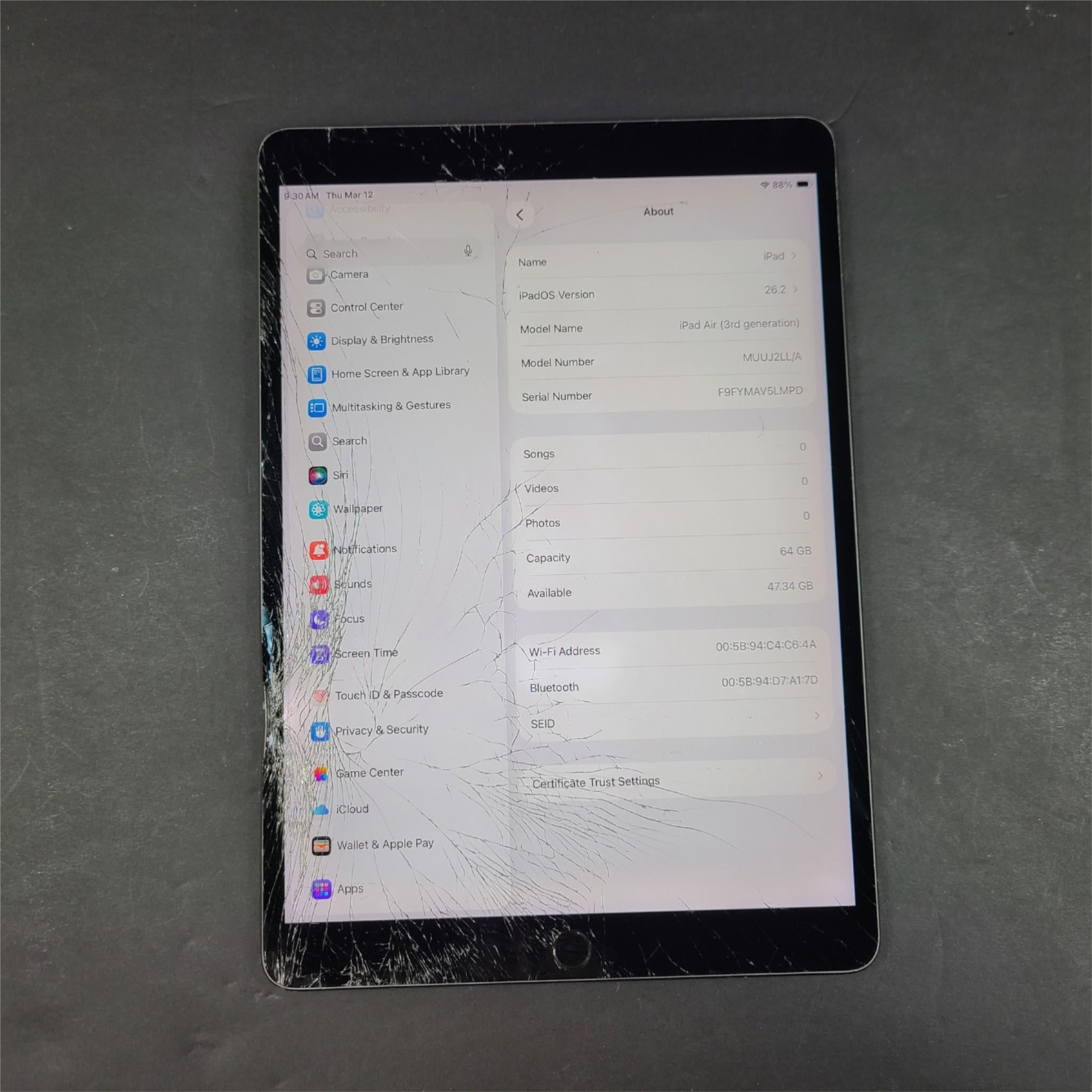 Apple iPad Air 3 (3rd Generation), A2152 64GB, Wi-Fi, 10.5in Space Gray GRADE C-