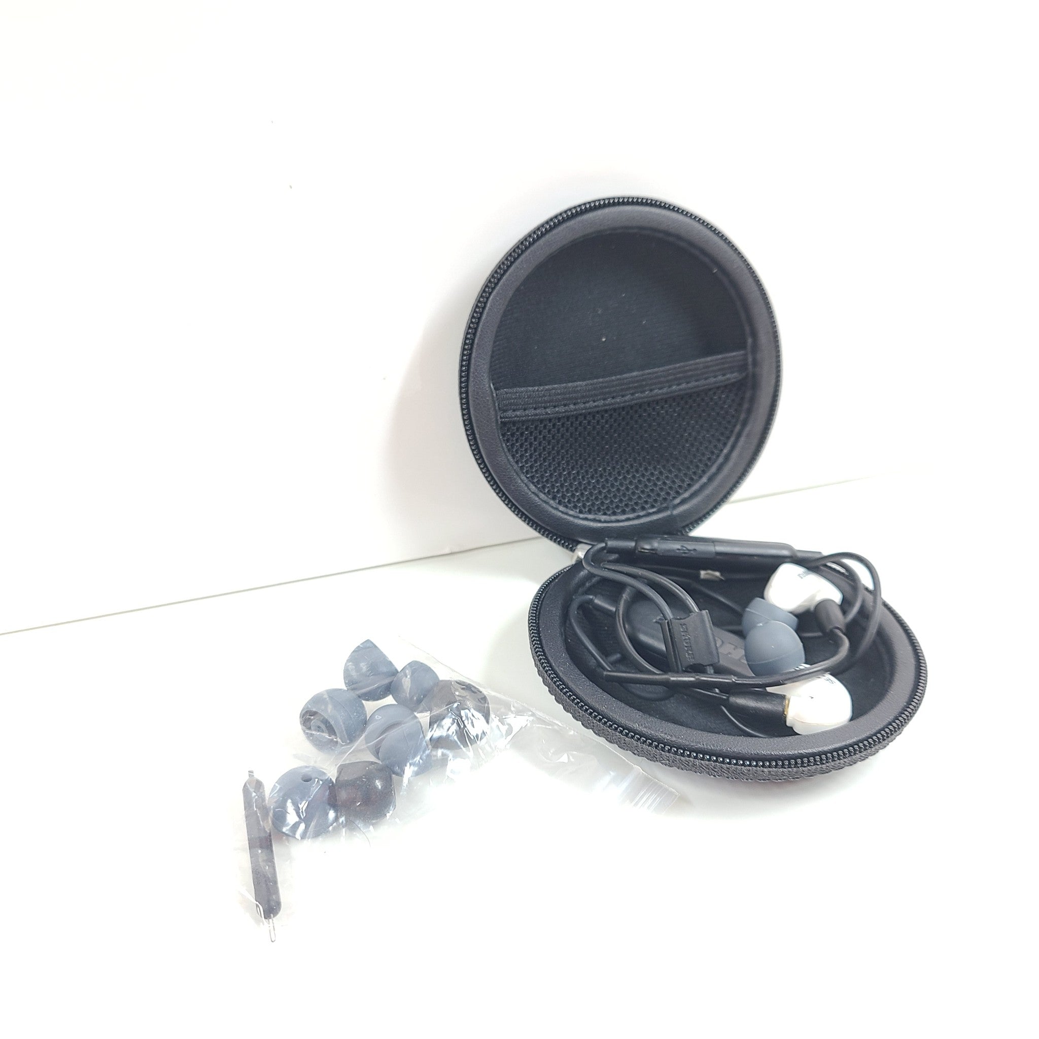 Shure SE215In-Ear Monitors Earbuds Earphones +RMCE-BT1 Bluetooth Adapter - White