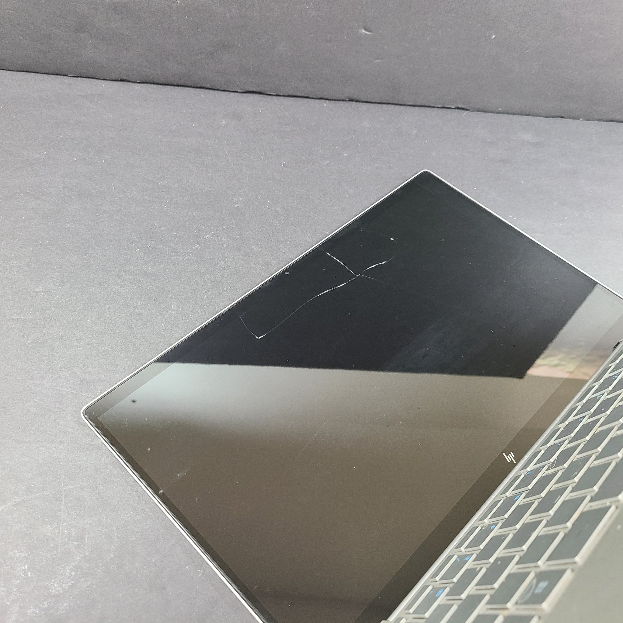 HP Envy 13-ba1030ca 13.3" i5-1135G7 8GB 256GB SSD Win 11 CRACKED SCREEN / READ