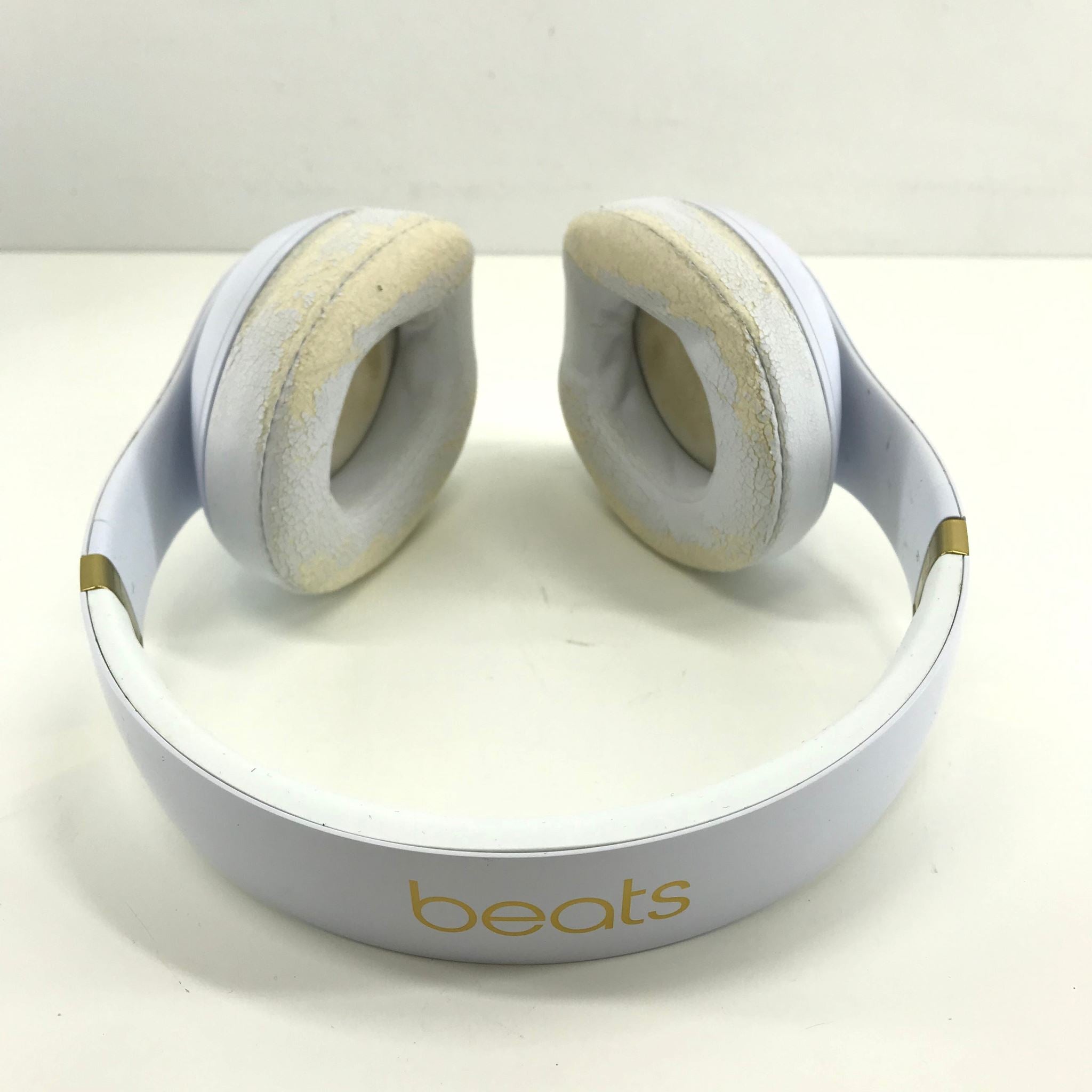 Beats Studio 3 Headband Wireless Bluetooth Headphones by Dr. Dre - White Read