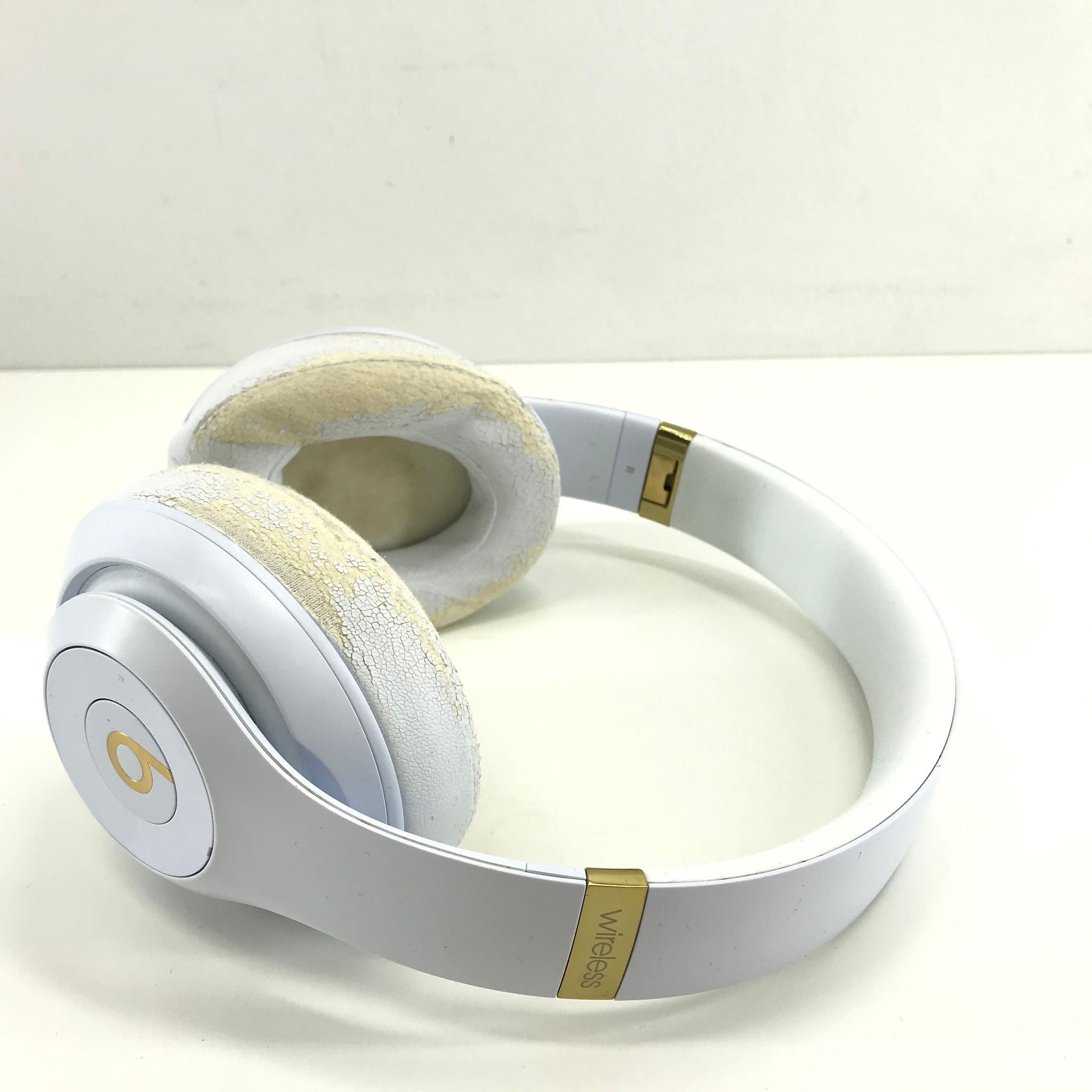 Beats Studio 3 Headband Wireless Bluetooth Headphones by Dr. Dre - White Read
