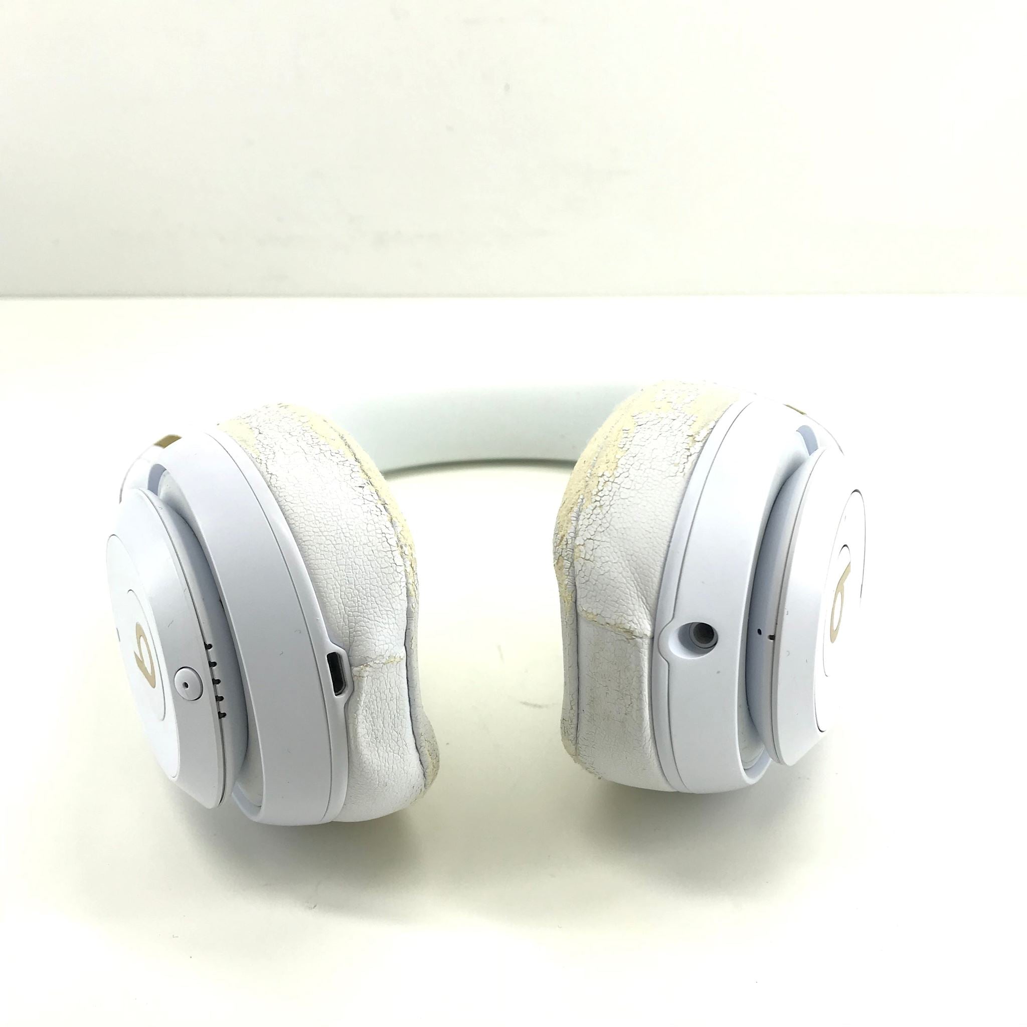 Beats Studio 3 Headband Wireless Bluetooth Headphones by Dr. Dre - White Read