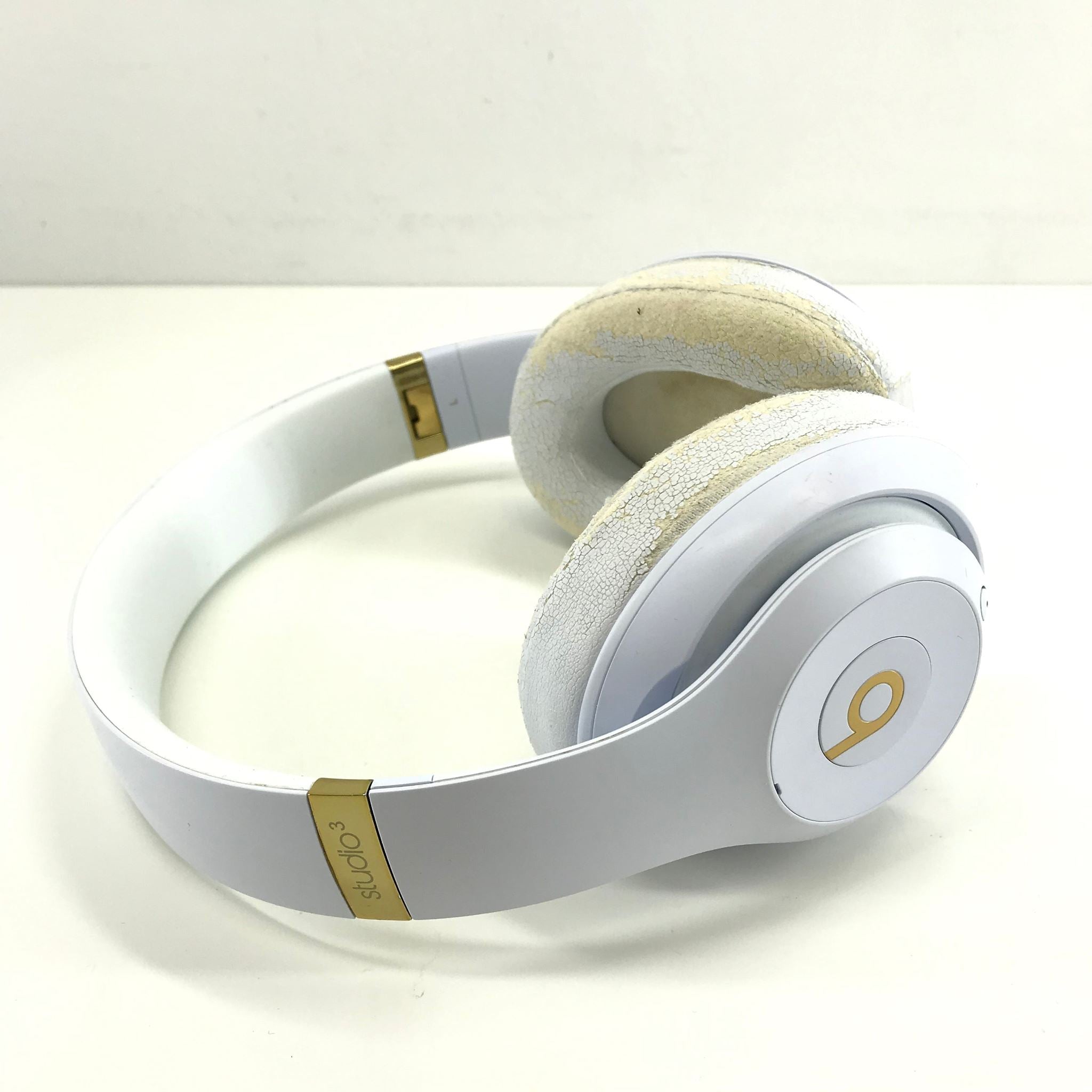 Beats Studio 3 Headband Wireless Bluetooth Headphones by Dr. Dre - White Read