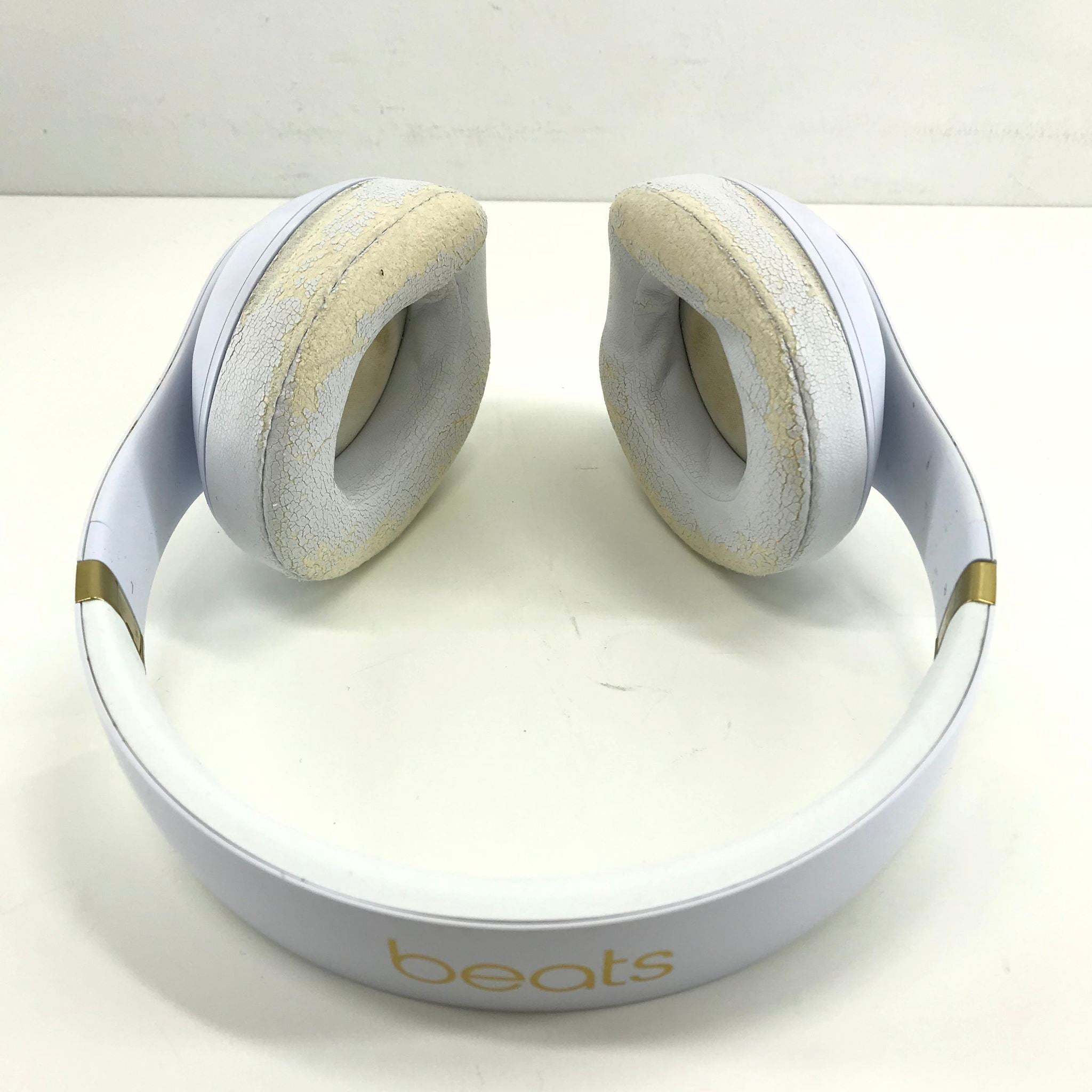 Beats Studio 3 Headband Wireless Bluetooth Headphones by Dr. Dre - White Read