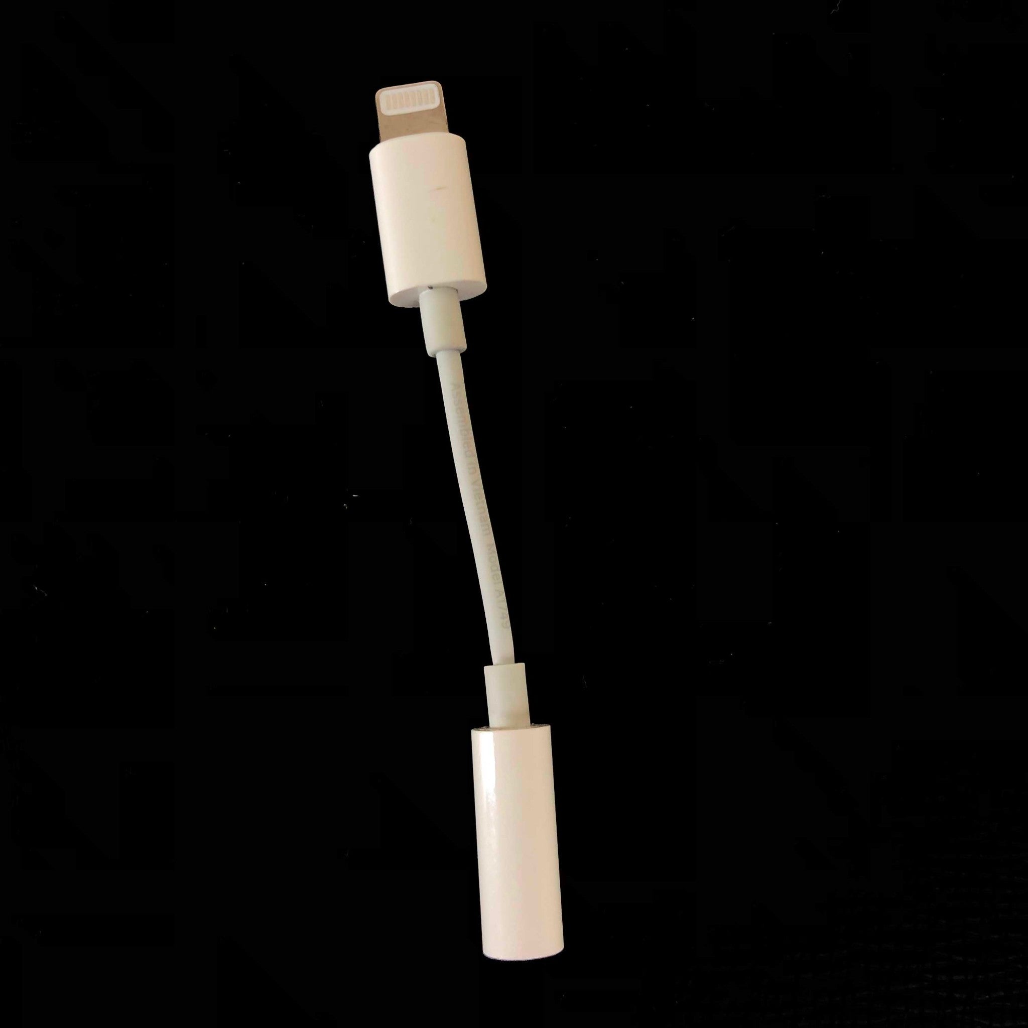 Apple Lightning to 3.5mm Headphone Jack Adapter A1749 iPhone 14 13 12 ORIGINAL
