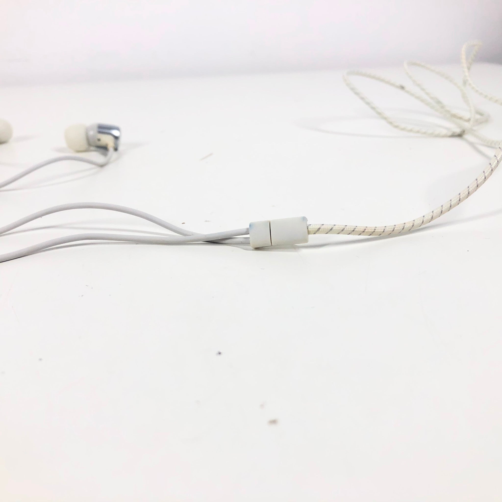 JBL Live 100 In-Ear Headphones with In-line Mic and Button and Case - White