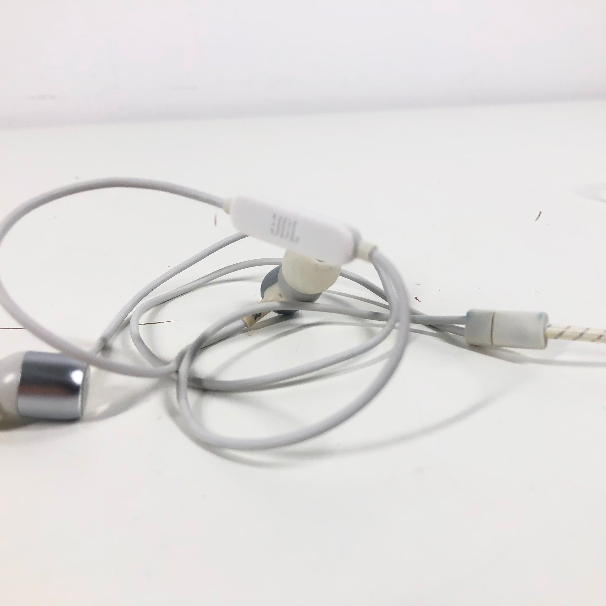 JBL Live 100 In-Ear Headphones with In-line Mic and Button and Case - White