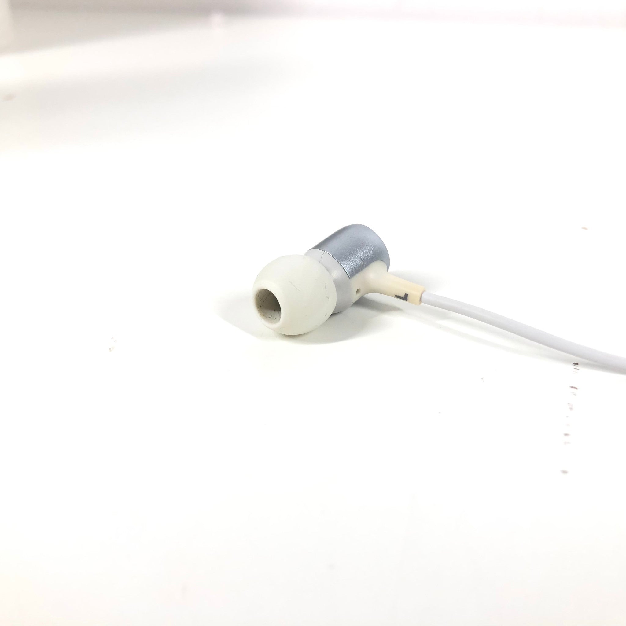 JBL Live 100 In-Ear Headphones with In-line Mic and Button and Case - White